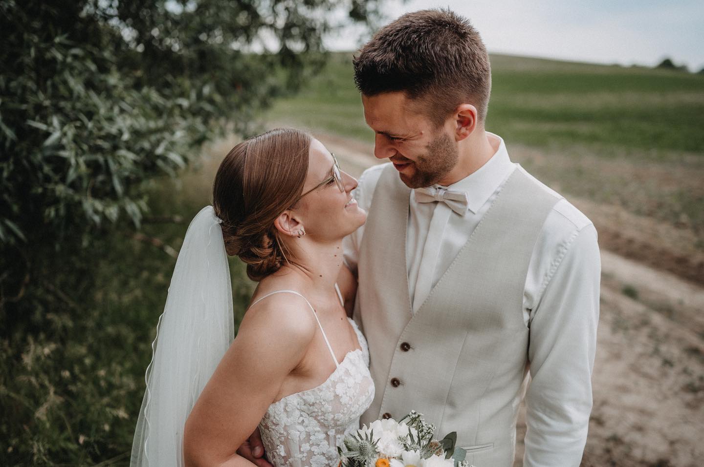 In jedem Moment der uns berührt, Steck ein wenig Ewigkeit ✨
Brautkleid: @modemaxhansen_tolk
Blumen: @feinundblumig
#hochzeitsinspiration #hochzeitsfotograf #hochzeitsreportage #couplegoals #brautpaarshooting #hochzeitsh