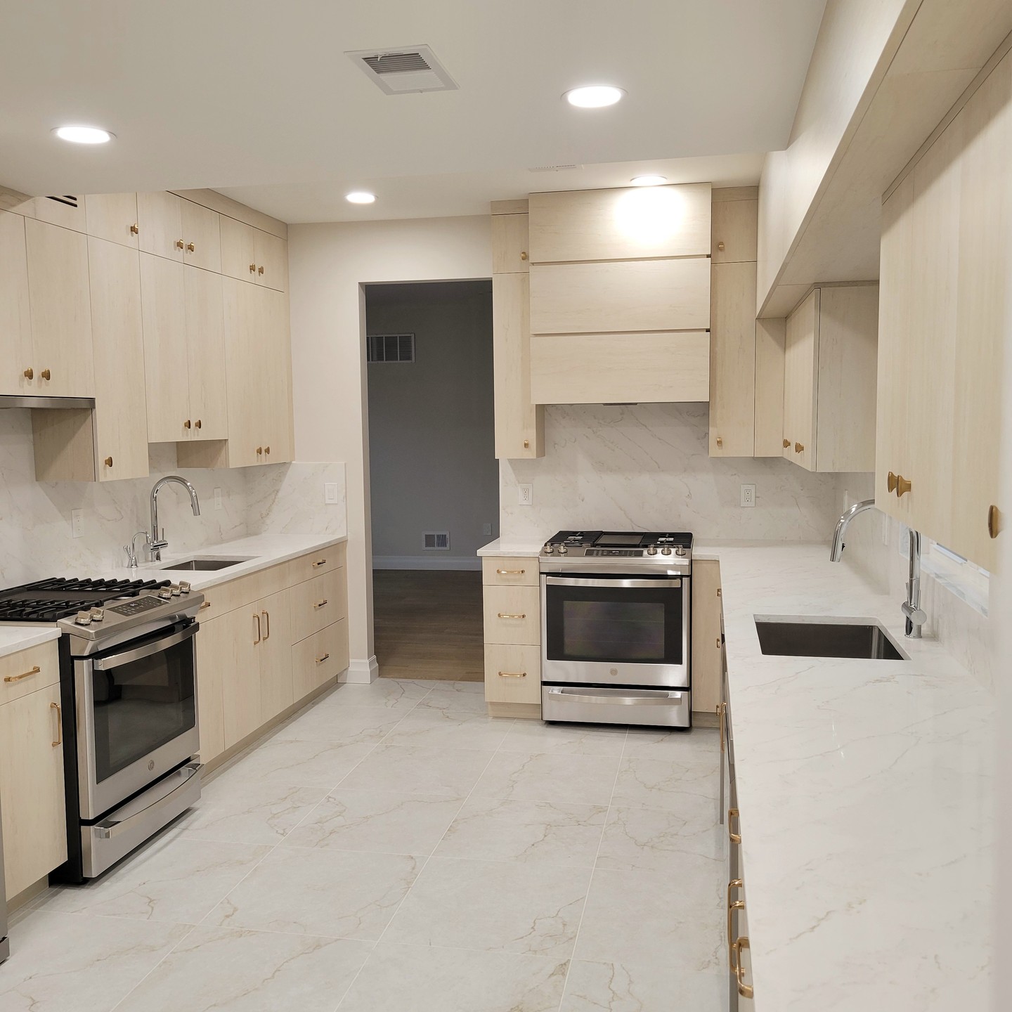 Another beauty!
This one in #neutral tones and #clean #sharp lines
#kitchen #kitchendesign #kitchencabinets #cabinet #cabinetry #kosherkitchen
YW Construction
@hch_design
@accurateinstalls