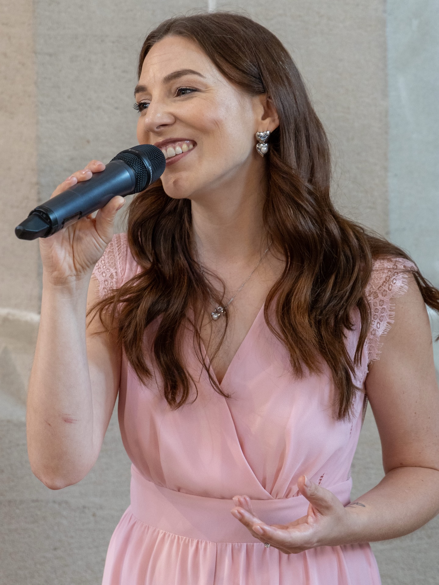 Schöne Bilder von der Trauung am 12. Juli 2025 💜
Ich denke sehr gern an diesen Tag zurück. Es war ein sehr liebes Brautpaar und super Stimmung beim Sektempfang! 🥂🍾
Vielen Dank für die tollen Bilder @hostrupfotografie 🙏
#hochzeitssängerinstuttgart #kirchlichetrauung #gesangundklavier #sektempfang #schönemomente