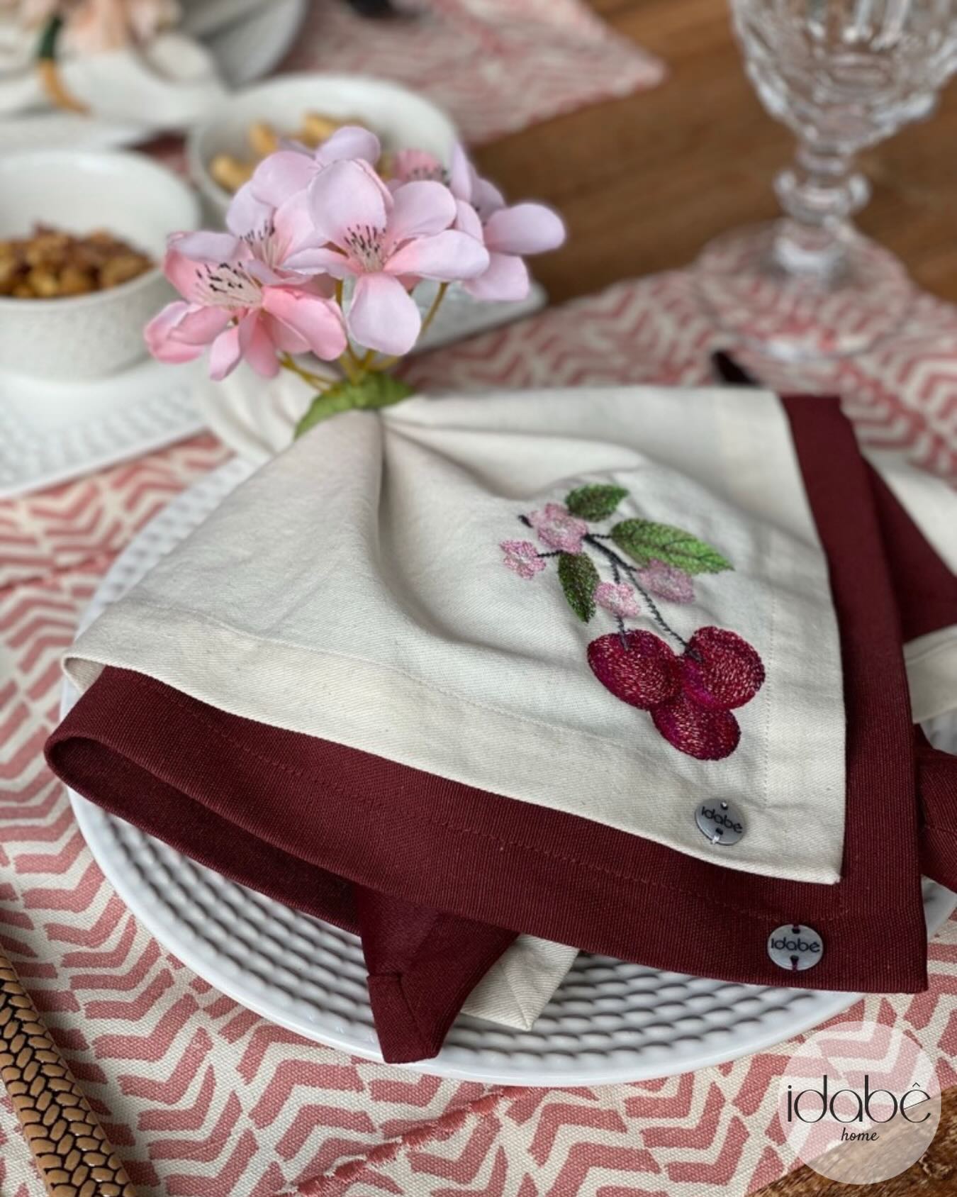 Guardanapo Cherry
100% algodão, com bordado
• 11 94331-1286 • www.idabe.com.br •
🧵 Feito à mão, como antigamente
#guardanapobordado #guardanapodealgodão #roupademesa #mesaposta