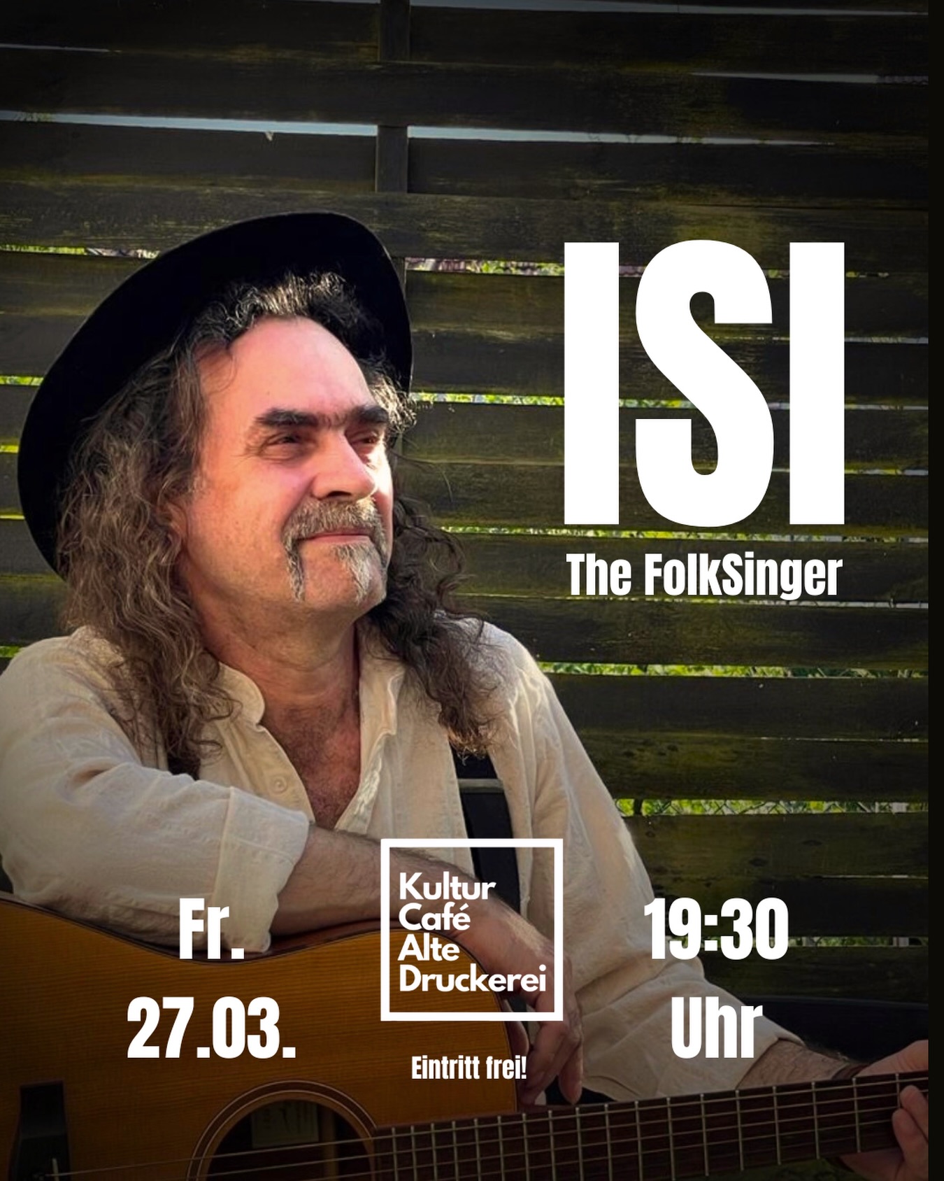 IsI / The Folk Singer…
Mit Akustikgitarre, Mundharmonika und vor allem viel Folk-Music im Blut gibt der Regensburger Musiker auch dieses Jahr bei uns wieder einen ganzen Abend lang herrliche American-Folk-Songs zu seinem Besten.
Zuhörende dürfen sich hier unter anderem über gute alte Songs wie von Bob Dylan, Woddy Guthrie, Phil Ochs oder aber auch Neil Young freuen.