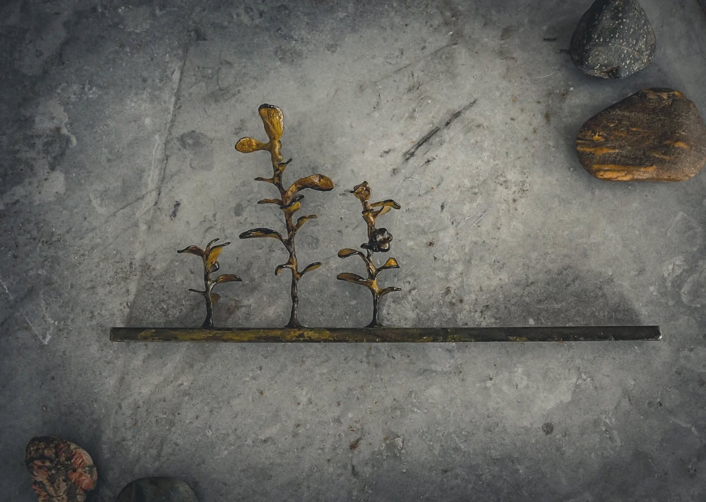 Vikande mängder i resning
Vind fäller spiran inatt
.
Latest sculpture. The berries and leaves are made out of sheet metal and the flat bar is scrap from I don't remember.
.
Title by @mutexdeadlock 💚
.
#wabisabi #wabisabimaker #metalwork #metallkonst #metalart