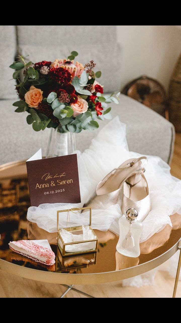 Ein riesiges Dankeschön an mein liebes Brautpaar Anna und Søren, dass ich diese wunderschönen Einblicke in ihre Hochzeit mit euch teilen darf.
Die beiden haben sich Anfang Dezember das Ja-Wort gegeben und ich freue mich so sehr, euch heute diese traumhaften Aufnahmen von @timkurthfotografie zeigen zu dürfen.
Wenn man die beiden ansieht, spürt man das pure Glück in jedem Moment. Diese Bilder beweisen mal wieder: Eine Winterhochzeit kann definitiv wunderschön sein und hat einen ganz eigenen, magischen Zauber.
#winterhochzeit
#winterwedding
#urbanjunglelove
#urbanjunglelovewedding
#bergischgladbach