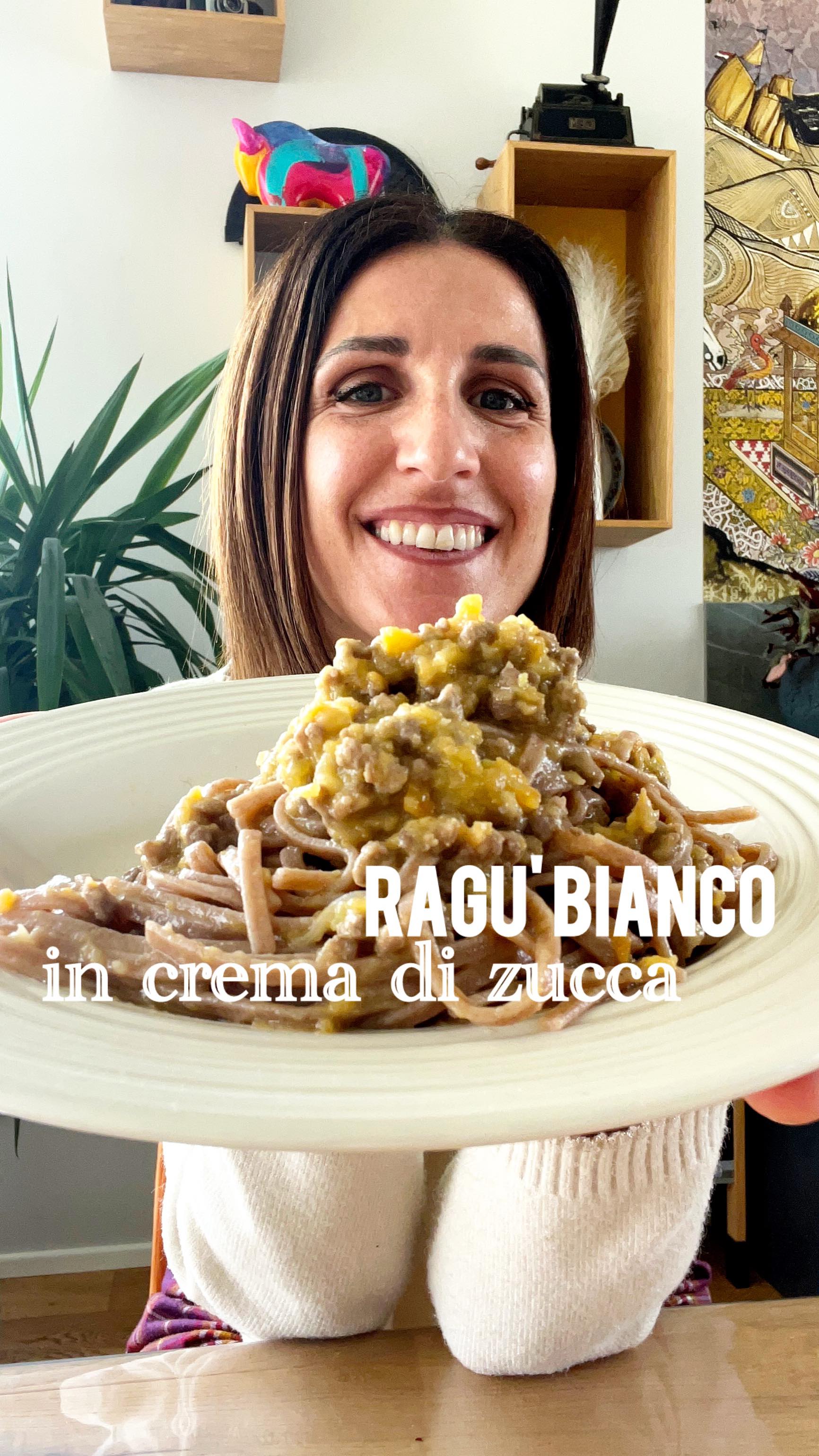 Oggi ho preparato una pasta favolosa, saporita e delicata allo stesso tempo: non posso non raccontarvela qui !
RAGÙ BIANCO IN CREMA DI ZUCCA:
Ingredienti (per 2 persone):
• 200 g di pasta (io Ciriole di Farro di @frantoiobartolini )
• 300 g macinato di bovino
• 200 g zucca
• 40 g sedano
• 1 carota
• 1 cipolla piccola (o un pezzo di porro)
• Olio, sale, pepe q.b.
Procedimento:
Prepara un soffritto con sedano, carota e cipolla tritati e un filo d’olio. Nel frattempo cuoci la zucca tagliata a pezzi al vapore per circa 20 minuti, finché diventa morbida.
Unisci il macinato al soffritto e fallo rosolare bene, aggiustando di sale e pepe. Frulla la zucca cotta con un filo d’olio e un pizzico di sale fino a ottenere una crema liscia.
Aggiungi la crema di zucca al macinato cotto, allungando con un po’ di acqua di cottura della pasta per ottenere una consistenza cremosa.
Cuoci la pasta, scolala e uniscila al condimento. Mescola bene… ed è pronta!
Un piatto semplice, cremoso e super comfort, approvato da tutta la famiglia (bambini compresi) 💛
#ricettefacili #cucinaitaliana #pasta #valigiainfarinata #passοonedolciesalati
ragù bianco, crema di zucca, pasta cremosa, ricette veloci, cucina per famiglie, ricette con zucca, primi piatti autunnali, ricette sane, pasta fatta in casa, idee pranzo bambini