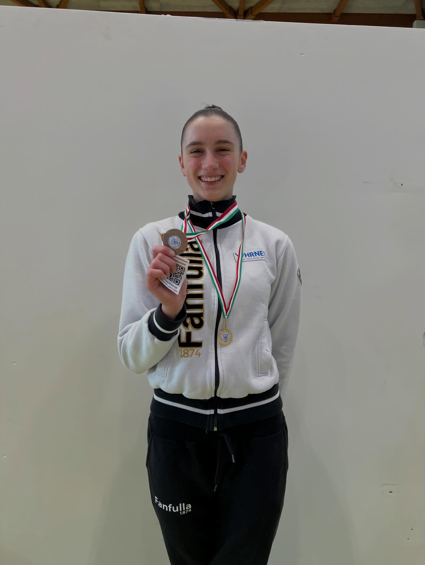 Nel weekend del 7–8 marzo si è tenuta la prima prova FGI LC1, un livello importante che ha visto scendere in pedana le nostre ragazze della sezione ritmica… e possiamo dire che se la sono cavata alla grande! 💫
Ottimi risultati per Lisa Salvaderi, che conquista il 3° posto nella classifica generale, e per Ladina Camilla, 3ª alla palla 🥉
Un applauso speciale anche alle nostre piccoline Emma Ferrari e Camilla Bertani, che hanno affrontato per la prima volta una gara di questo livello di categoria, dimostrando impegno, grinta e tanta voglia di crescere. Siamo davvero orgogliosi di voi! 💖
Bravissime ragazze, avanti così! 🦋