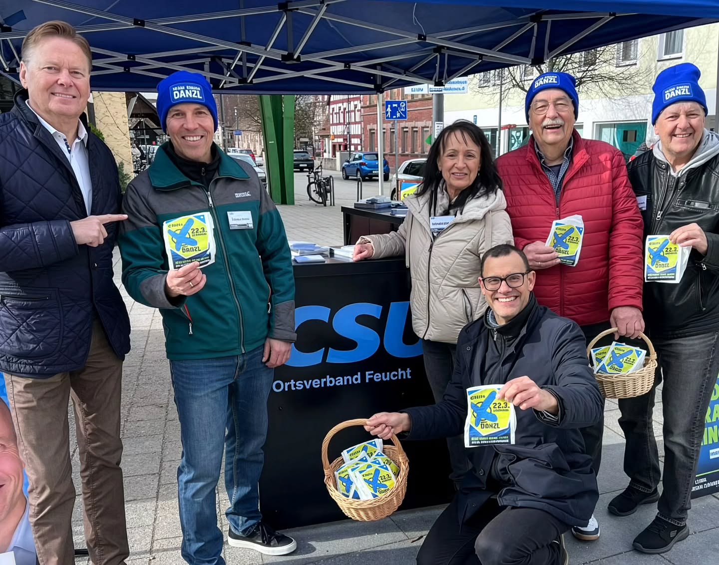 Wahlkampfendspurt vom Team Danzl
Ab 6.30 Uhr waren am Samstag CSU-Bürgermeisterkandidat Harald Danzl und sein Team am Pfinzingplatz in Feucht im Einsatz. Im Hinblick auf die anstehende Stichwahl gab es viele interessante Gespräche mit Mitbürgerinnen und Mitbürgern, Infomaterial und für alle mediterrane Würste - natürlich produziert in Feucht.
Denn bei der Stichwahl am 22. März „geht es um die Wurst“, so das Team-Danzl, und auch der Landtagsabgeordnete Norbert Dünkel und der Vertreter unseres Wahlkreises im Bundestag, Ralph Edelhäußer, bekräftigten ihre Unterstützung für den Wechsel im Feuchter Rathaus. Denn Harald Danzl stehe für „Verlässlichkeit, Transparenz, Entschlossenheit und Tatkraft, neue Projekte voranzubringen. Daher ist er ein Gewinn für alle in Feucht und Moosbach.“, so beide übereinstimmend.
Mit der Verteilung einer Stichwahl-Ausgabe des Reichswaldechos an alle Haushalte und weiteren Infoständen werden Harald Danzl und sein Team auch in den nächsten Tagen aktiv bleiben.