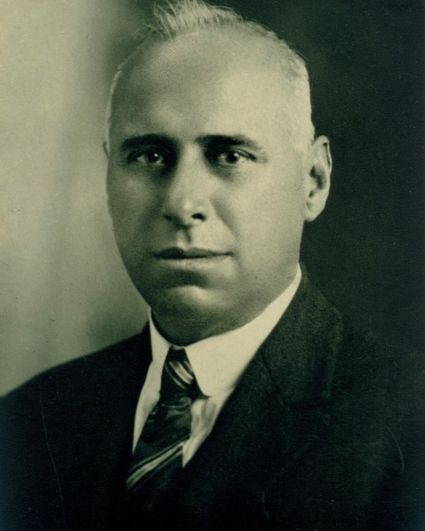 Un día como hoy pero de 1917 obteníamos la patente de la primera balanza portable. 106 años atrás la creaba nuestro fundador y gran maestro balancero Juan Negri.
1. Juan Negri
2. Patente de balanza portable 1917
#balanzas #scales #nqf #pesaje