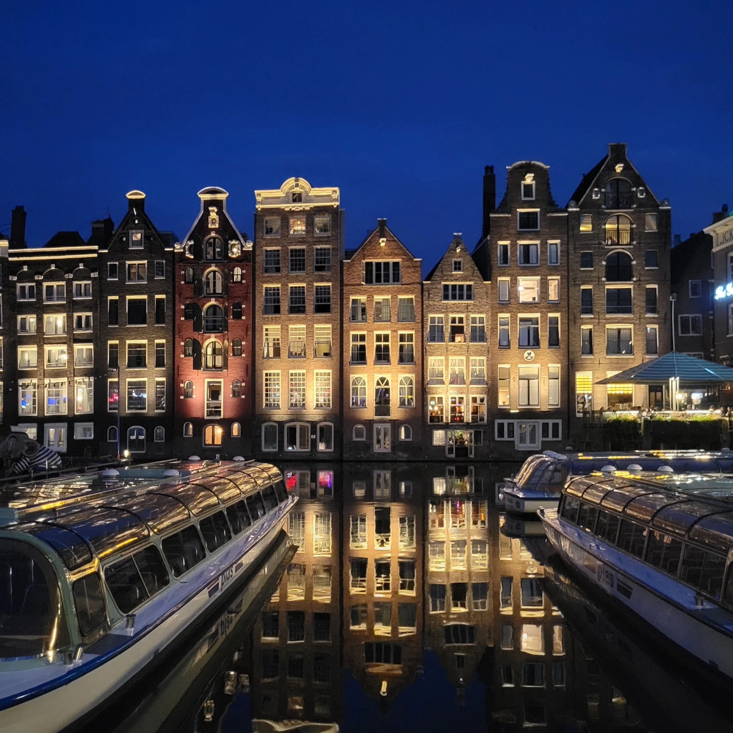Who's up for a solo adventure through Amsterdam and the Dutch countryside? Visit our blog for some of the best sights to see in just 4 days!
.
.
.
.
#traveltheworld #twogirlsgetaway #girlslovetravel #solotravel #amsterdam #thenetherlands๐ณ๐ฑ #canals #cheese #vangogh