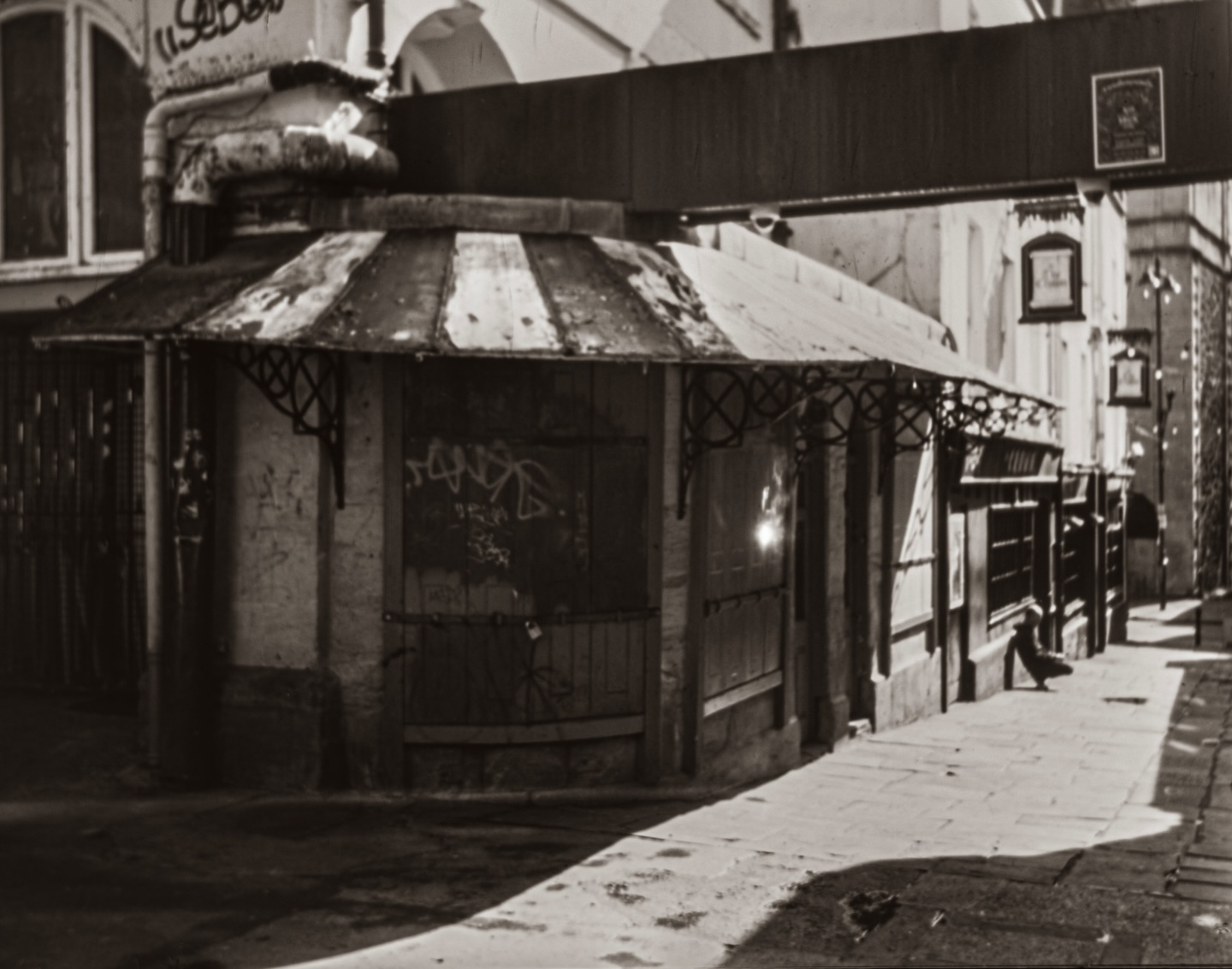 A good photo walk around Bristol this morning with 1920s Victo plate camera - stained glass from St Mary Redcliffe Church. Lens is an 1890s Brass Wide Angle R Abraham London F16 lens (Soft). Great to drop into @centrespacegallery and meet @stamrodgoldfinger and talk about his amazing work#largeformatphotography #bristolphotographer