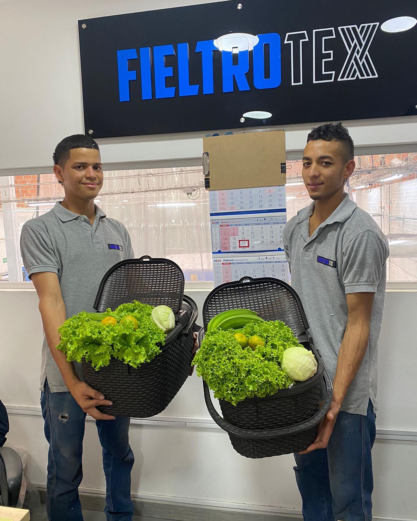 Empezamos este nuevo año en crecimiento y esto significa que podemos dar mas! Ya no solo entregamos una canasta de hortalizas semanal a nuestros colaboradores sino 4! 👏🏽🤩
#fieltrotex #comunidadempresarial #fieltrotex #hortalizas #huertaparatodos #huertaempresarial