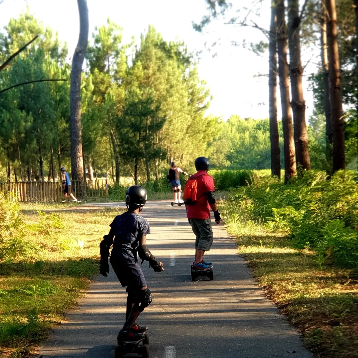 Happy rider 😛
Pistes cyclables, autour des lacs et entre les pins ☀️🌲
Avec cette chaleur on choisi des itinéraires ombragés et on oublie pas la pause pour s'hydrater 💧
.
#electriqueskateboard #landes #activitenature #esk8 #vieillestgirons #moliets #messanges #soustons #vieuxboucau #aventure #roulemapoule #exwayfrance #campingsandaya