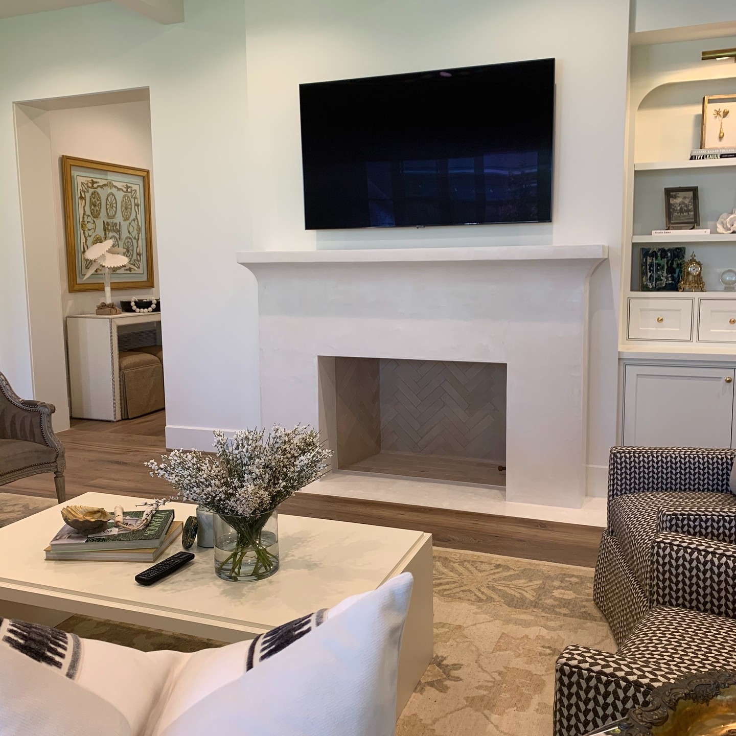 A more traditional style home, Crestron Home full AV, lighting, and shades.
#crestron #crestronhome #shades #originacoustics #samsung #traditionalhome #smarthome #hometechnology