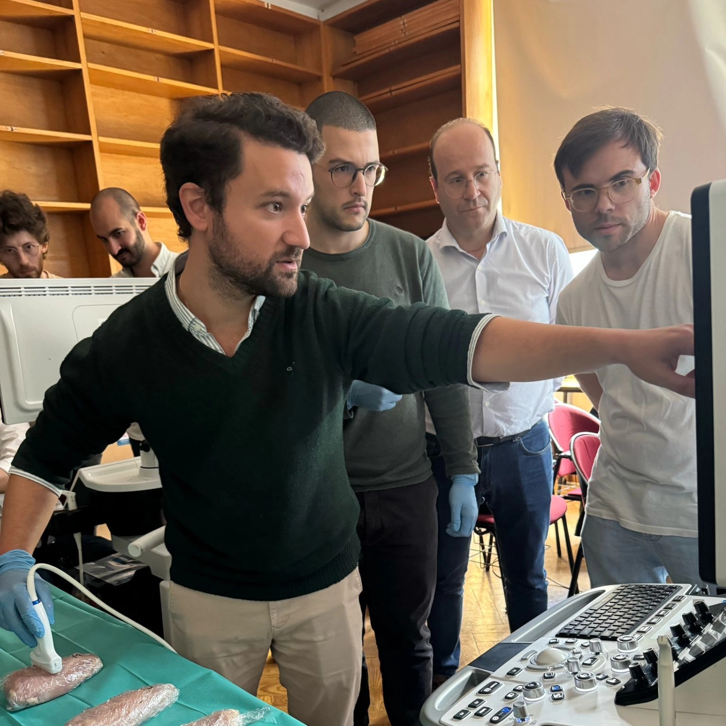 Foi com enorme entusiasmo que organizámos mais um curso em parceria com a CNIE e a AMEP - Curso de Patologia e Cirurgia de Glândulas Salivares (ecografia, sialoendoscopia e cirurgia).
Queremos agradecer de forma especial ao Dr. Carlos Saga e à Dra. Ana Rita Santos, médicos e cirurgiões ORL, pela generosa partilha de conhecimento e pela excelência das suas intervenções.
Agradecemos também à Dra. Andreia Viegas e à Dra. Filipa Costa, cujas contribuições enriqueceram ainda mais esta formação com as perspetivas essenciais da Radiologia e da Reumatologia, respectivamente.
Não poderia faltar a menção ao trabalho fenomenal e incansável do Dr. Francisco Gouveia, Presidente da CNIE, sem o qual este curso não teria sido possível.
Por fim, um obrigado sincero aos participantes do curso pelo interesse, motivação e espírito de aprendizagem que tornaram esta experiência tão positiva.
Continuamos juntos a construir uma prática clínica mais diferenciada e multidisciplinar!