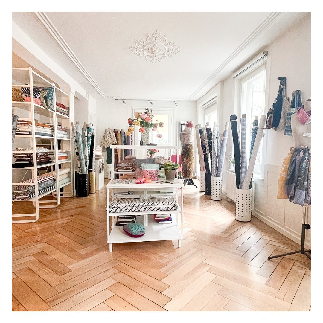 Nach einer wunderbaren Eröffnung, möchten wir nochmal von 💛 Danke sagen. Wir sind immernoch erfüllt von diesem Tag und erfreuen uns auch jetzt noch über die lieben Nachrichten und Wünsche. Dieser Start wird uns in lieber Erinnerung bleiben.
Wir haben uns schon etwas eingelebt, ein paar Produkte kommen aber noch ☺️ Und einiges kann schon wieder neu designt und genäht werden. 🤗
Für alle die es noch nicht persönlich in unser schönes Ladenlokal geschafft haben gibt es nun einen Einblick. 🥰 Weitere Mood-Bilder gibt es dann vor zu. 🙂🤗
Auf Google sollte das Atelier hoffentlich nun endlich mit der richtigen Adresse versehen sein. 😅 Wir würden uns dort über eure Rezessionen freuen, damit „Herr/Frau“ Google uns auch wirklich als Geschäft anerkennt 🥲
Wer uns aber noch in 8053 Zürich sucht, findet uns neu an der Predigergasse 19, 8001 Zürich. ☺️🤗 Wir freuen uns auf deinen Besuch 💛
Mo: geschlossen
Di/Do/Fr: 9.00-13.00 Uhr / 14.00-18.00 Uhr
Mittwoch: 14.00-18.00 Uhr
Samstag: 10.00-16.00 Uhr
Bis glii bei uns im Laden🌸
Corina*Mia und Jana
#miasatelier #mia #stoffe #stoffezürich #fabricshop #uniqueaccessoires #einzelstücke #altstadt #quartier1 #newopen #fabriclove #patternlove