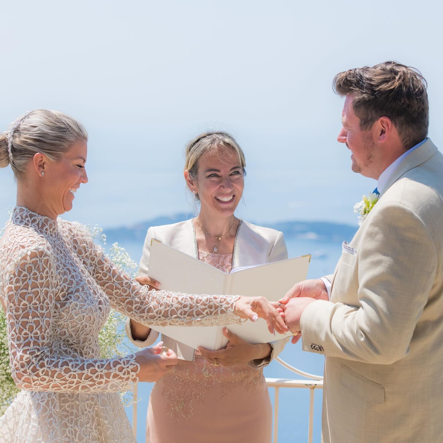 Bien sûr il y a le soleil, la mer, cette vue de carte postale sur la Côte d’Azur mais surtout les sourires de Tom et Abi, ceux de leurs invités, ce moment suspendu qui ne reviendra pas mais que le photographe Carl Thomson a su saisir et retenir.
Partager cet instantané avec vous, ici, c’est étendre ses ailes, vous faire traverser le temps et l’espace et pour un instant nous rejoindre tous dans ce moment 🥰
J’ai tellement hâte de retourner dans ce lieu magique cet été ❤️❤️❤️
The sun, the breathtaking view of the blue sea of the French Riviera, the smiles of Tom and Abi in particular, but also those of their guests, this fleeting moment that will not return but that photographer Carl Thomson will allow us to relive again and again, infinitely.
Sharing this pic with you here is taking you across time and space for an instant, to join us all in this breathtaking moment 🥰
Really looking forward to returning to this magical place this summer ❤️❤️❤️
Photo : @ctphoto23
Venue : @lachevredor
Flowers : @ferrismara
#love #ceremonielaique #officiant #weddingcelebrant #weddingofficiant #destinationwedding #celebrant #wedding #bride #frenchrivierawedding #elopement #officiantedeceremonie #celebrantinparis #weddingceremony #provencewedding