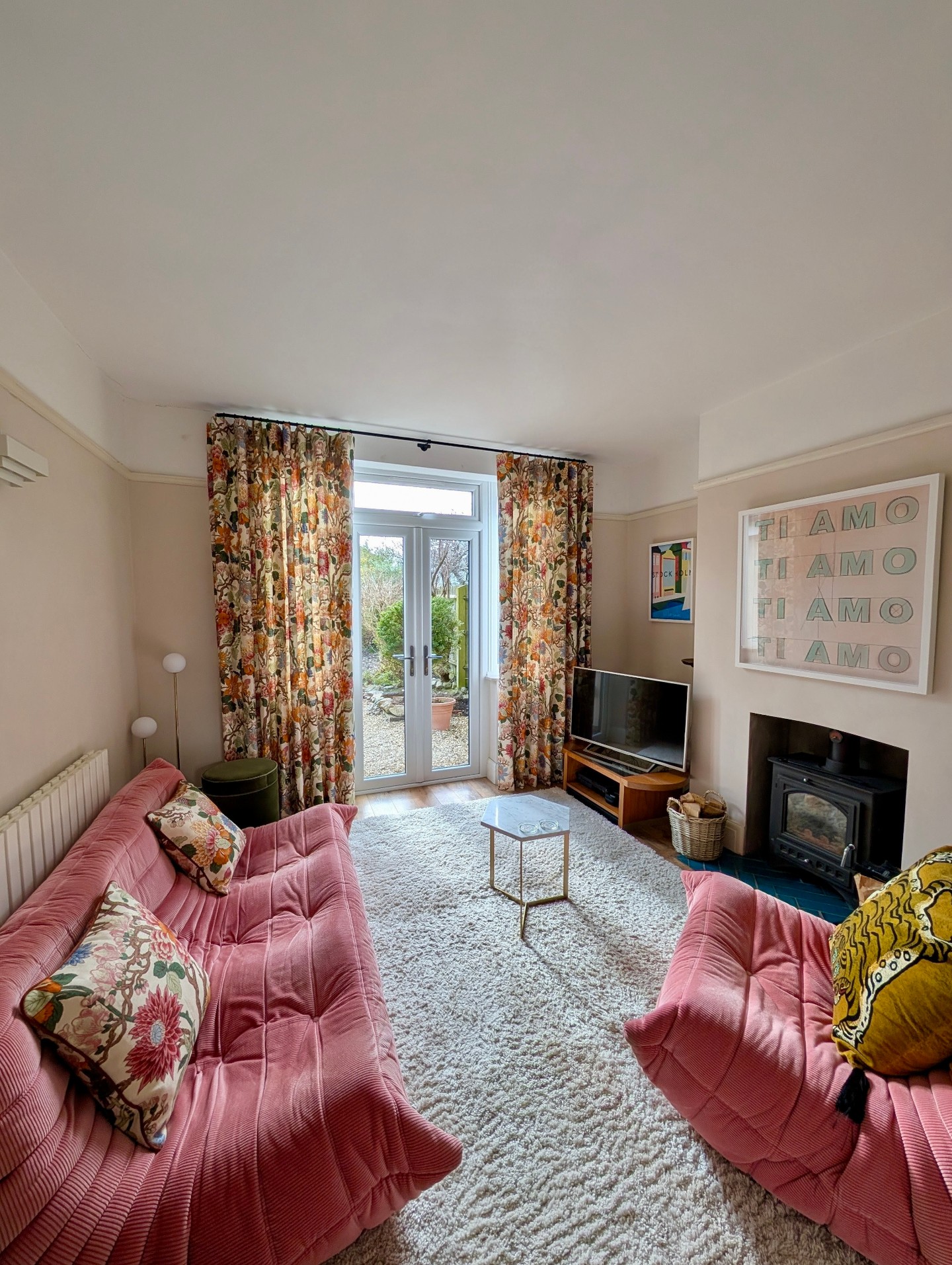 • Colour Joy •
This one is certainly for the colour lovers! Classic GP & J Baker Magnolia in Cream/Blue colourway is a riot of colour and pattern, adding the perfect focal point to this 1930s home in Bristol.
#colourfulinteriors #gpjbaker #gpjbakermagnolia #linencurtains #bristolcurtainmaker