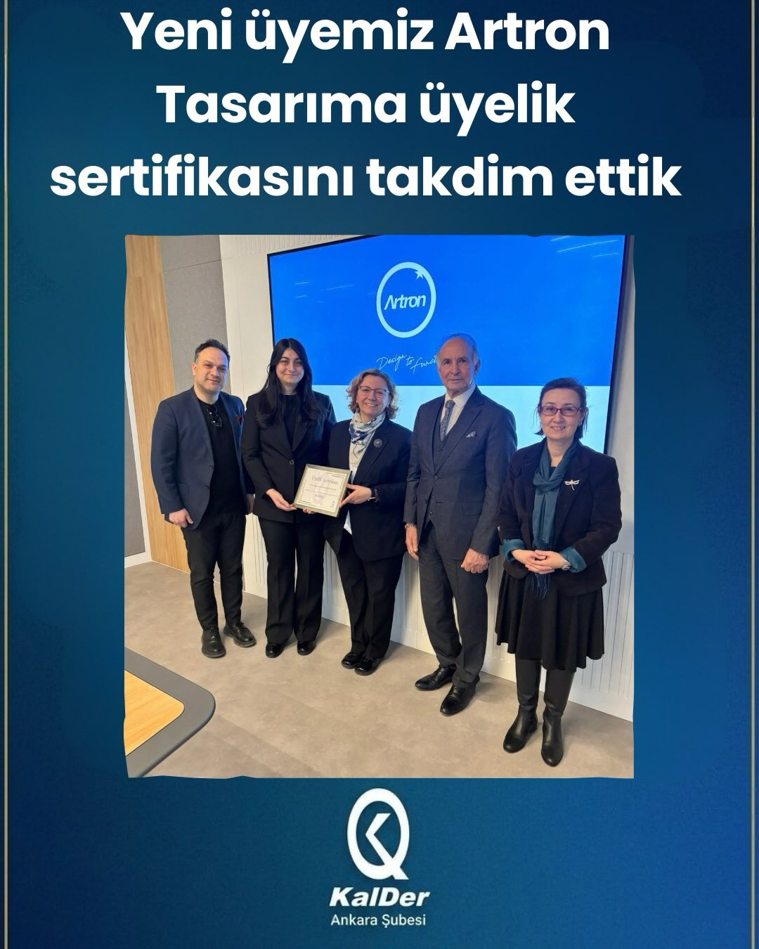 Artron’un yüksek teknolojiye dayalı mühendislik çalışmaları hakkında kapsamlı bilgiler aldık ve üretim süreçlerini yerinde inceleme fırsatı bulduk. Gerçekleştirilen fabrika gezisi sırasında Artron’un geliştirdiği teknolojik çözümler, üretim yaklaşımı ve mühendislik altyapısı hakkında değerli paylaşımlar dinledik.
Ziyaret kapsamında ayrıca KalDer Ankara’nın yeni üyeleri arasına katılan Artron’a üyelik sertifikasını takdim ettik.
Teknoloji ve mühendislik alanındaki çalışmalarını yakından tanıma fırsatı bulduğumuz Artron ekibine misafirperverlikleri için teşekkür ederiz.