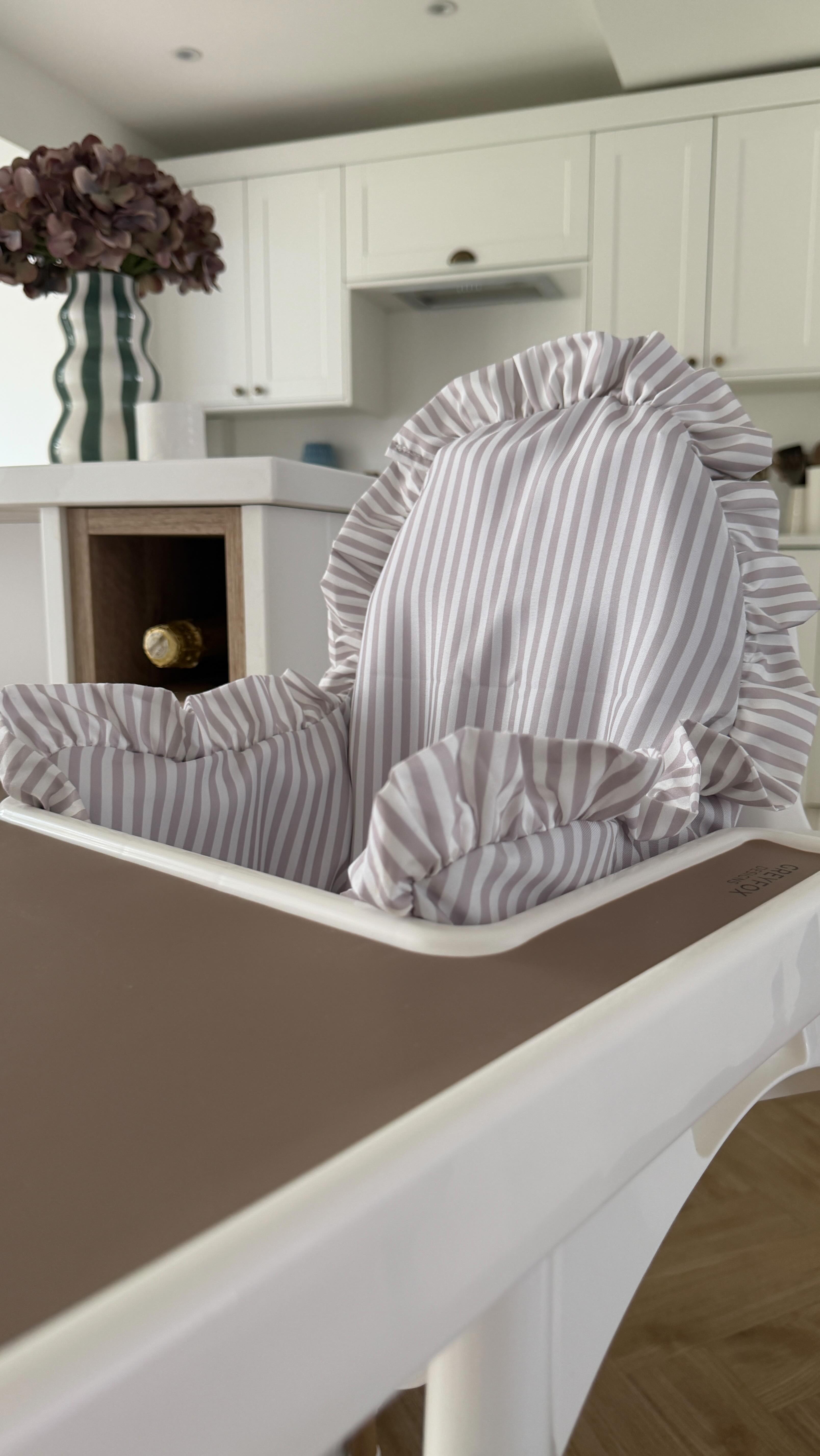 here’s a list of everything you need to upgrade the iconic £15 IKEA highchair into this absolutely stunnnning piece of furniture ✨
Dove Stripe Cushion Cover
Cushion Insert
Mocha Tray Placemat
Bamboo Leg Wraps
Natural Bamboo Footrest
all highchair accessories can be found at greyfoxdesigns.com - what do you think? 🥰
🎥: @ourfernleighreno 🫶
.
.
#greyfoxdesigns #upgrade #makeover #weaning #highchair