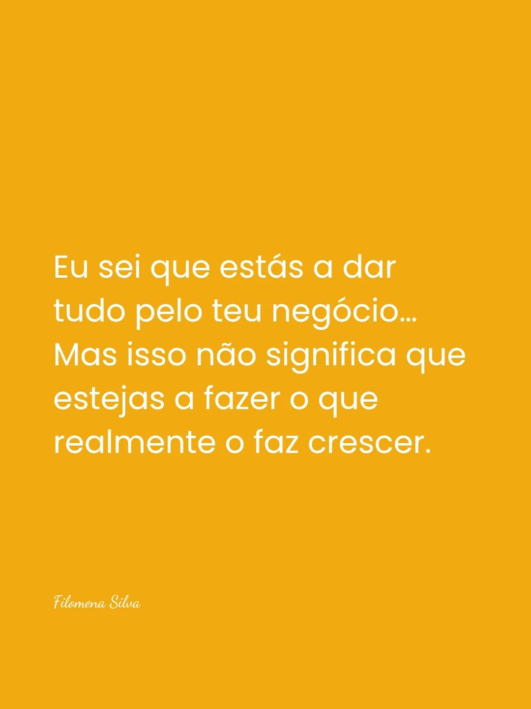Há uma fase no empreendedorismo em que começas a duvidar de ti.
Olhas para os resultados que não aparecem e a pergunta surge quase de forma automática:
“Será que não sou capaz disto?” ou "Será que isto vai mesmo resultar?"
Mas na maioria das vezes, não é falta de talento ou de capacidade. Nem de valor. É falta de direção. É falta de saberes identificar os sinais e saber o que fazer a seguir.
Quando na verdade estás a fazer muito… mas sem saber exatamente o quê, para tentar perceber o que funciona.
Estás constantemente ocupada, mas sem uma estrutura que sustente o teu crescimento. E isso pode ser muito desgastante. Porque parece que estás sempre a dar o teu melhor e mesmo assim não sais do mesmo lugar.
Só que os resultados não nascem só do esforço. Nascem do foco. Da intenção. De saber onde estás e qual é o próximo passo acertado a dar.
Percebes a diferença?
Quando tens estrutura, algo muda. O teu foco deixa de andar disperso. E começas finalmente a trabalhar a teu favor.
Se sentes que estás a fazer tudo… mas sem resultados, comenta “direção” e eu ajudo-te a perceber qual o passo seguinte. 👇