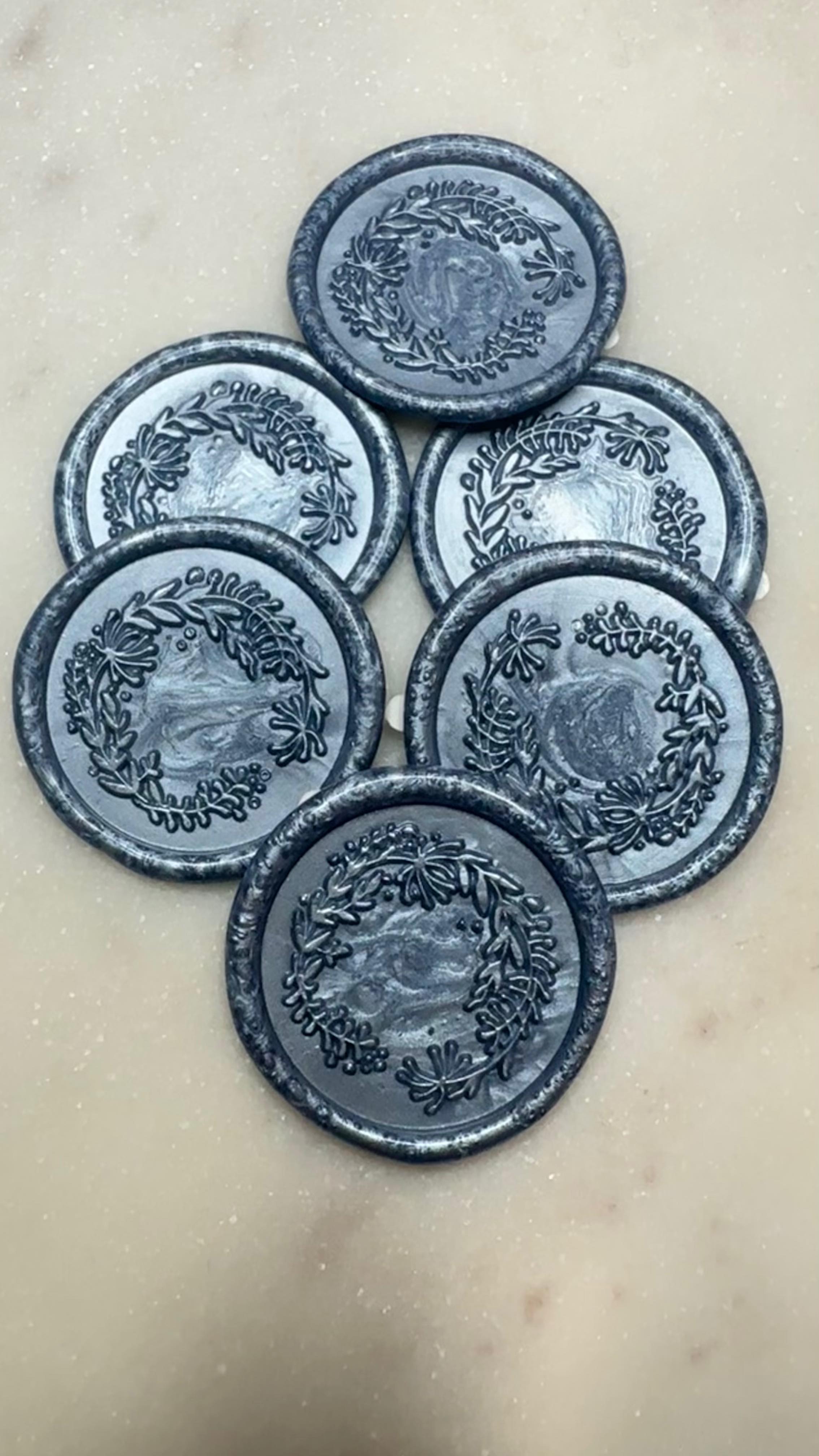 This order for Urvi @the.fabled.brush brought me so much happiness - the color combos were incredibly luxe. As you know, we adore supporting fellow small businesses - go check out Urvi and her amazing stationery! Tell her I sent you! 😉
Featuring in order of the video..
- Lily of the Valley in Gold
- Floral Wreath in Glacier & Ruby!
#WaxSealVideo #SupportSmall #StationeryLove #WeddingInvitations #CustomWaxSealStickers