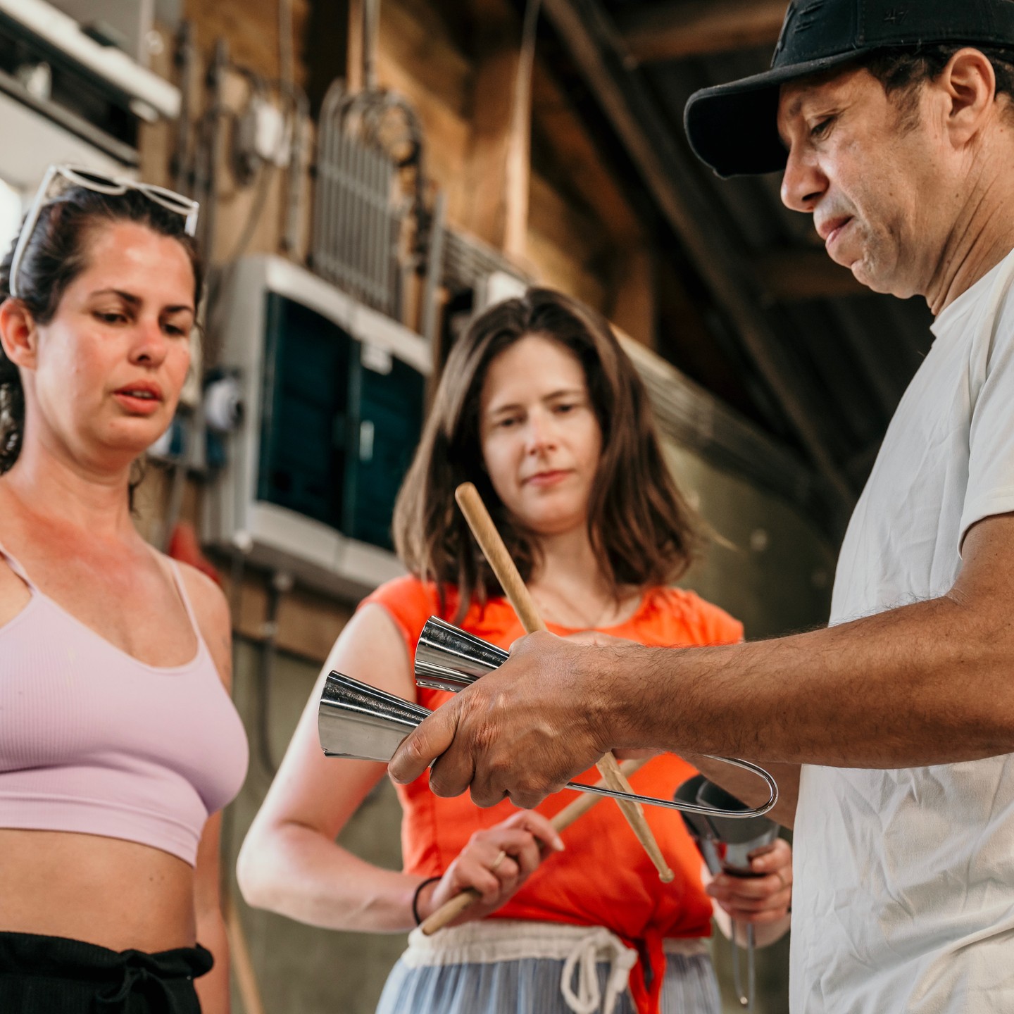 Wat doe jij as zondag 21 juli? Bij ons kun je meedoen aan deze super leuke en bijzondere workshop. Ervaring of niet, samen deze krachtige muziek maken is een geweldige ervaring. Voor, tijdens en na de workshop serveren we Feijoada (typisch Braziliaans bogengerecht), vanaf ongeveer 13:00 uur.
Maracatu is de naam van een muziek- en dans genre uit het Noordoosten van Brazilië, met wortels in de Afrikaanse, inheemse en Portugese cultuur. Met verschillende instrumenten zoals de tambor, alfaia, bombo, surdo, tarol, quica en de gongue, wordt onder leiding van de "mestre" muziek gemaakt. Tijdens de workshop leer je een aantal verschillende ritmes zoals Coco, Afoxe, Ciranga, en krijgt de kans om op verschillende instrumenten te spelen.
Denk aan een heerlijke middag buiten (en met regen in de stal), met een leuke groep, muziek maken die je voelt in en speelt met je hele lijf! Iedereen is welkom, ervaring is dus NIET nodig! Vanaf 12 jaar (maar kinderen kun je wel meenemen, en op de boerderij spelen).
De workshop is van 14 uur tot 16:30 uur en kost 25 euro pp (exclusief feijoada).
Inschrijven kan via onze website of een dm!
Met prachtige foto’s van @bylilarodrigues 🙏🏻📸