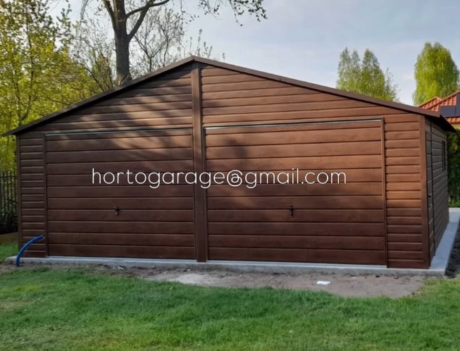 Wir präsentieren unsere Garage. 🚗
📏Abmessungen:
📐• Breite: 6 m
📐• Länge: 6 m
📐• Höhe: 2,6 m
Farbe: Gold-Eiche.
🚪🔩Konstruktion:
Die Garage besteht aus einer robusten Stahlkonstruktion aus geschlossenen Profilen, was eine hohe Steifigkeit und Langlebigkeit der gesamten Konstruktion gewährleistet. Die Wände und Tore bestehen aus Stahlblech mit horizontaler Prägung, die eine Holzbretteroptik imitiert, wodurch die Garage modern und ästhetisch wirkt. Das Dach ist als Satteldach ausgeführt, was den Abfluss von Wasser und Schnee erleichtert.
✅Vorteile: Langlebigkeit, Witterungsbeständigkeit, ansprechendes Aussehen. 👍
🚗🎿🧰Verwendung: Garage für zwei Autos, Platz für Fahrräder, Werkzeuge oder als Werkstatt. 🔧
💻📲👨💻 eine ähnliche Garage oder andere Details wünschen, mailen Sie hortogarage@gmail.com, gehen Sie auf den Link in der Bio oder rufen Sie an
📞 +49 177 4242452
📞 +49 152 246 74 361