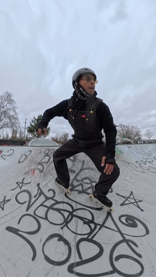 Just doing a Mister Krabs here 🦀
#inlineskatingberlin #inlineskating #rollerblading #bowlskating