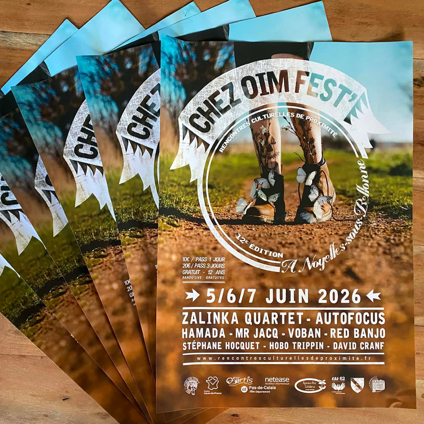 Les belles affiches du Chez OIM Fest’ 2026 (signées @Kikibronx ) sont arrivées et commencent déjà à fleurir sur les PEL de notre territoire 🌼 On a hâte qu’elles recouvrent peu à peu vos quartiers et donnent le ton de ce week-end pas comme les autres.
Notez bien dans votre agenda : les 5, 6 et 7 juin 2026, cap sur Noyelles-sous-Bellonne pour trois jours de découvertes, de rencontres et de chaleur humaine autour des musiques du monde. On vous prépare une 12e édition aux petits oignons, à la campagne, entre convivialité, surprises artistiques et grands moments partagés.
