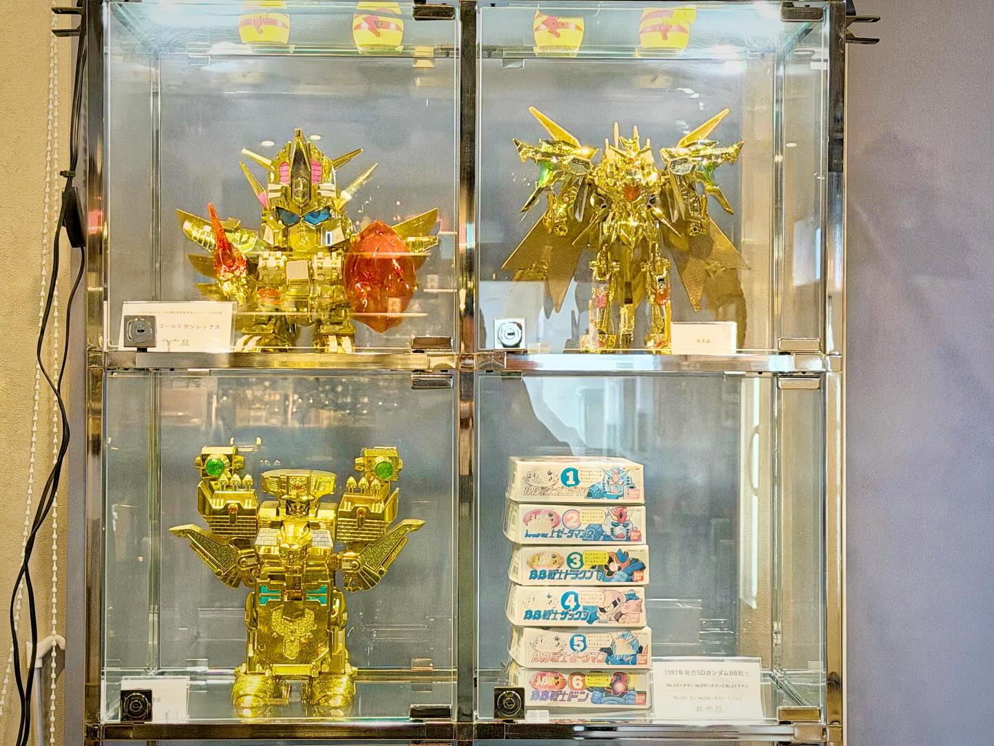 中の人ですが、経営しているダイニングバー『なみえアベンジャーズバル』が、本日移転オープンとなりました。是非遊びにお越しください。
ショーケースに期間限定で、#元祖SD の限定版 #ガンレックス #スペリオルカイザー #ドラグーンパレス 展示させていただきます。