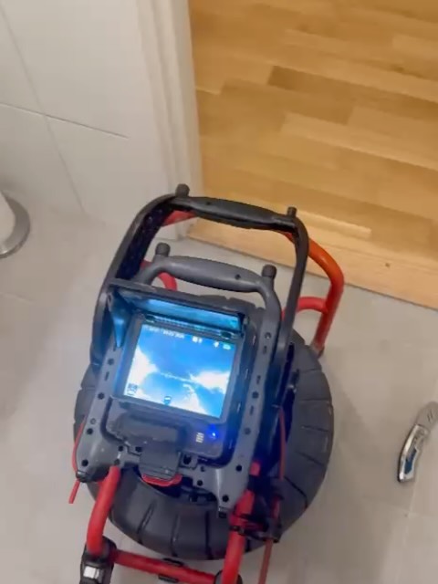 Stopp i avlopp hos kund 🚽
Vi åkte ut på ett stopp i avlopp som visade sig bero på en WC-doft som ramlat ner och blockerat röret – något vi faktiskt stöter på ganska ofta.
Lösningen:
• Demontera WC-stolen
• Fiska upp WC-doften
• Montera tillbaka allt igen
Tänk att något så litet kan skapa så stora bekymmer…
Dagens reminder: Se till att din WC-doft sitter ordentligt – eller släng den direkt för att undvika stopp i avloppet.
#avlopp #vvs #rörmokare #stoppiavlopp #spolvision