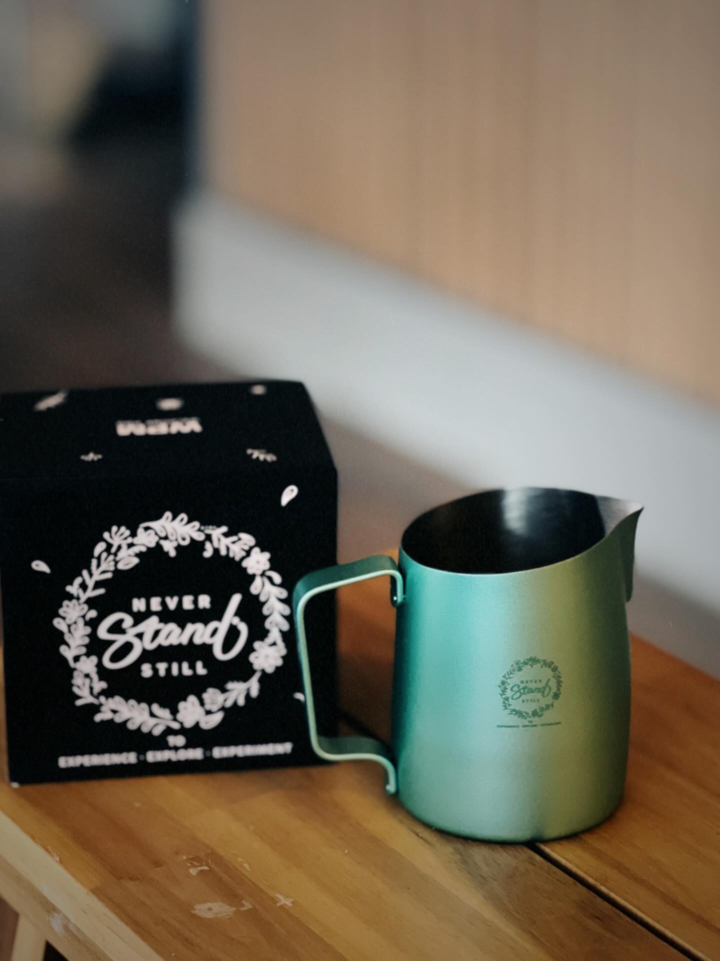 🎨 Pour Like a Champion ☕
The 500mL Aqua Green Latte Art Jug #15 — designed by IVY LKY (2016 NY Coffee Fest Latte Art Champion) — is built for baristas who love precision and beautiful pours.
✨ Sharp spout for fine latte art lines
✨ Lightweight & easy control
✨ Volume markers (180mL / 240mL) for perfect milk texture
✨ Comfortable handle for any grip
✨ Durable stainless steel
Now 20% OFF for a limited time!
Upgrade your latte art game and pour like a pro.
🛒 Available now
www.sheepmaimai.co.uk
#SheepMaiMai #LatteArt #BaristaTools #CoffeeGear LatteArtJug CoffeeLovers BaristaLife