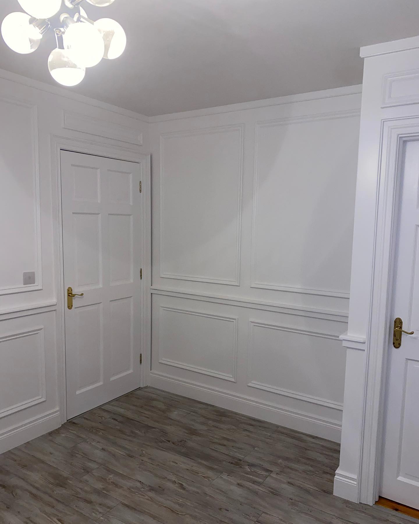 Sprayed ceiling to floor panelling this week for the lovely Claire. We spent 3 days just prepping before any top coats could be started. We caulked, filled and sanded with fine grit paper between each undercoat. It always helps when the carpenters angles are good and uses decent timber for these projects. Our last job before we finish for 2021. Hope to see you all in the new year. Thank you to all our loyal clients throughout the year. Happy Christmas 🎅#moranpainting #moranpaintinganddecorating #dundalk