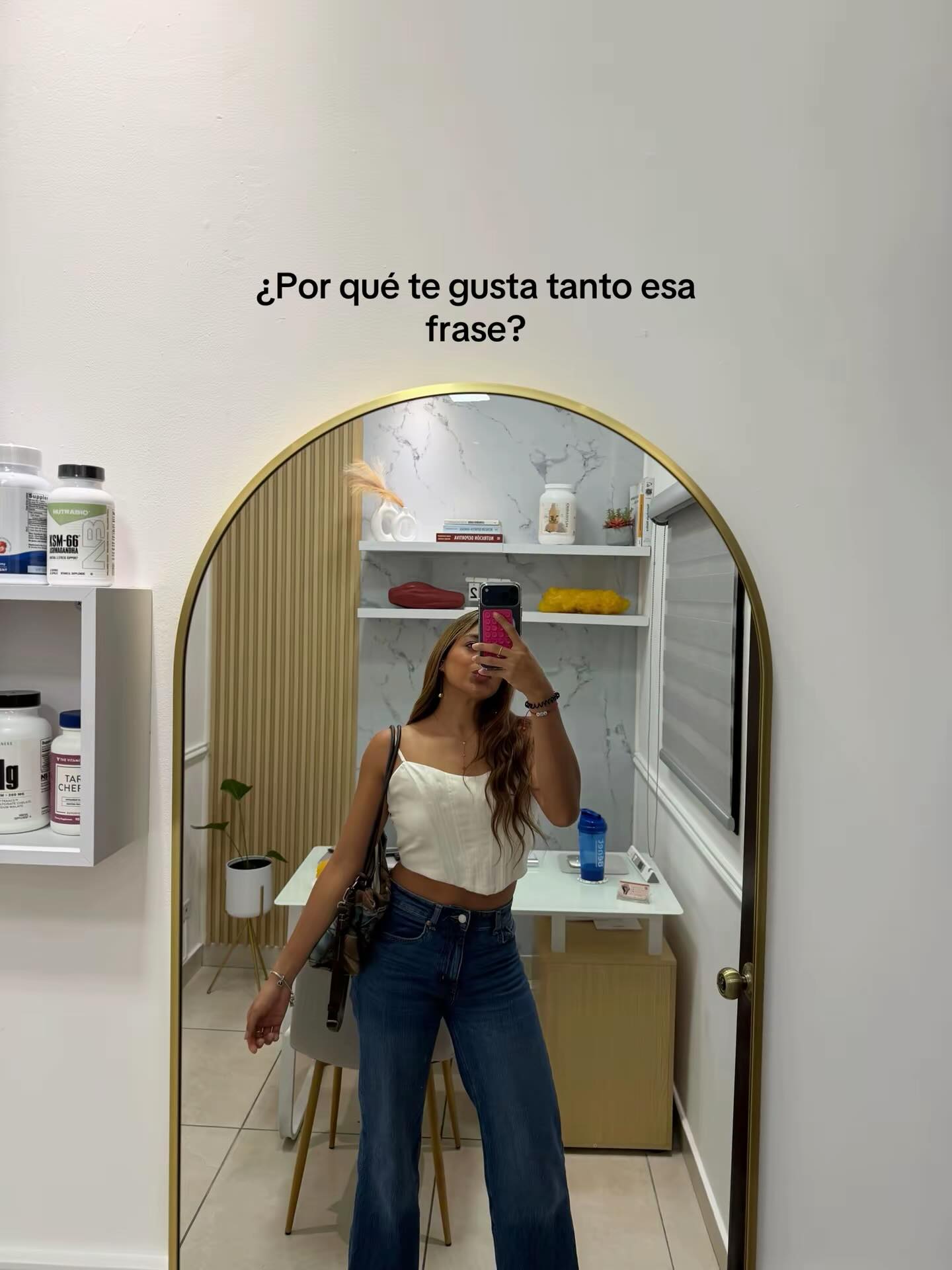 “Solo imagina lo precioso que puede ser arriesgarse y que todo salga bien.”
Solté un trabajo estable, un buen salario, comodidad y seguridad…por algo que iba a depender totalmente de mí, pero que también sabía que me iba a hacer realmente feliz.
Hoy trabajo muchísimo menos.
A mi ritmo, a mi tiempo, organizando mi propia agenda.
Y todo a lo que tenia miedo de perder, hoy día es estable, seguro, cómodo y de buen salario.
Pero lo mejor: lo hago con un gran amor porque todo lo hago yo.
Si no me muevo, nada pasa.
Sin duda… valió la pena. ✨