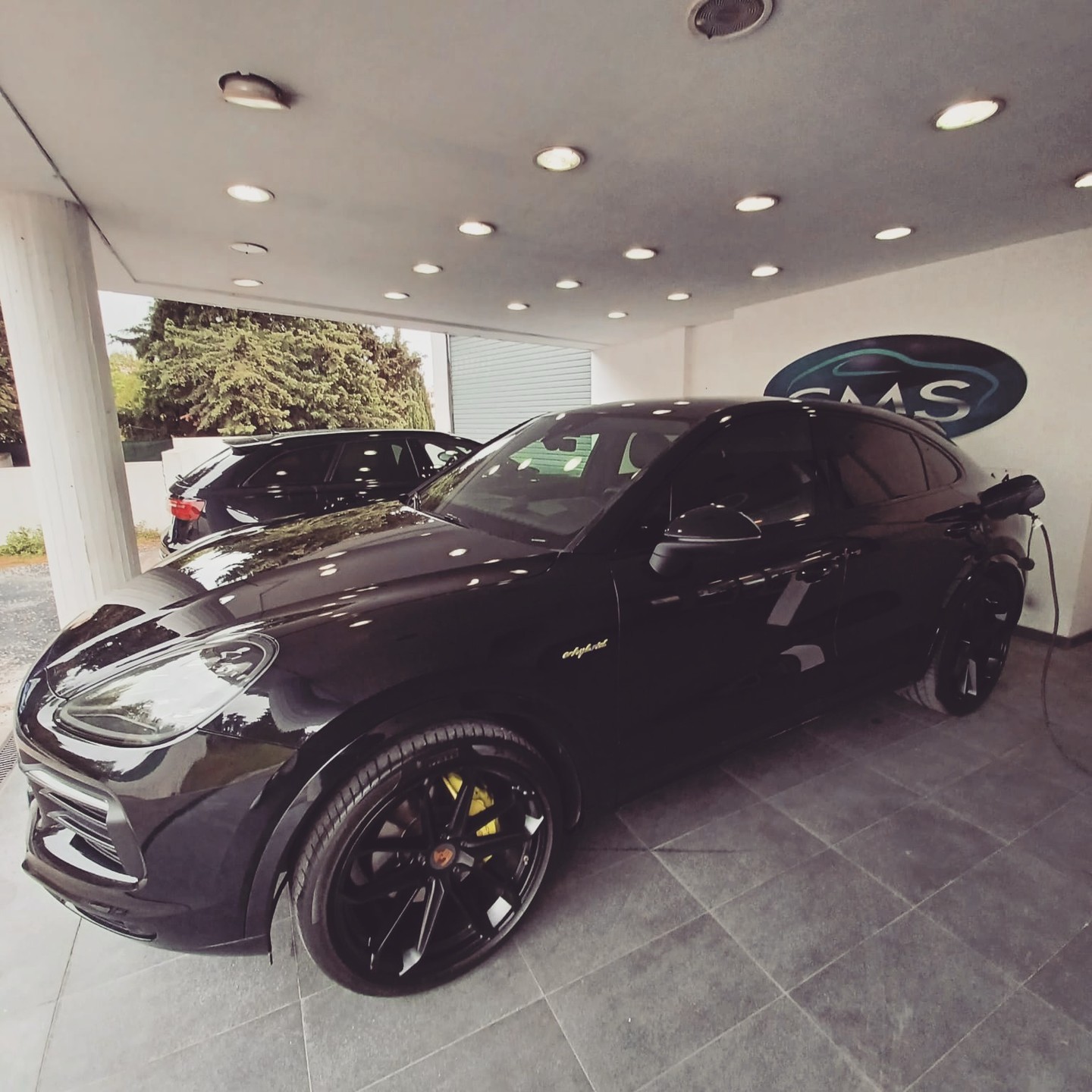 Avalaible 🔜Porsche Cayenne Coupé E-Hybrid 2️⃣0️⃣2️⃣0️⃣ - Parfait pour vos Weekends et Événements spéciaux !
Faites de vos escapades et événements spéciaux des moments inoubliables au volant de notre Porsche Cayenne Coupé E-Hybrid 2020. Avec une puissance impressionnante de 462 chevaux, cette voiture allie performances exceptionnelles et respect de l'environnement.
Caractéristiques principales :
Modèle : Porsche Cayenne Coupé Hybrid 2020
Puissance : 462 CV
Couleur : Noir
Jantes : 22 pouces, noires, pour un look sportif et classe
Idéal pour : Weekends, sorties en amoureux, événements spéciaux (mariages, anniversaires, etc.)
#porschecayennecoupe
#franzrentalcars