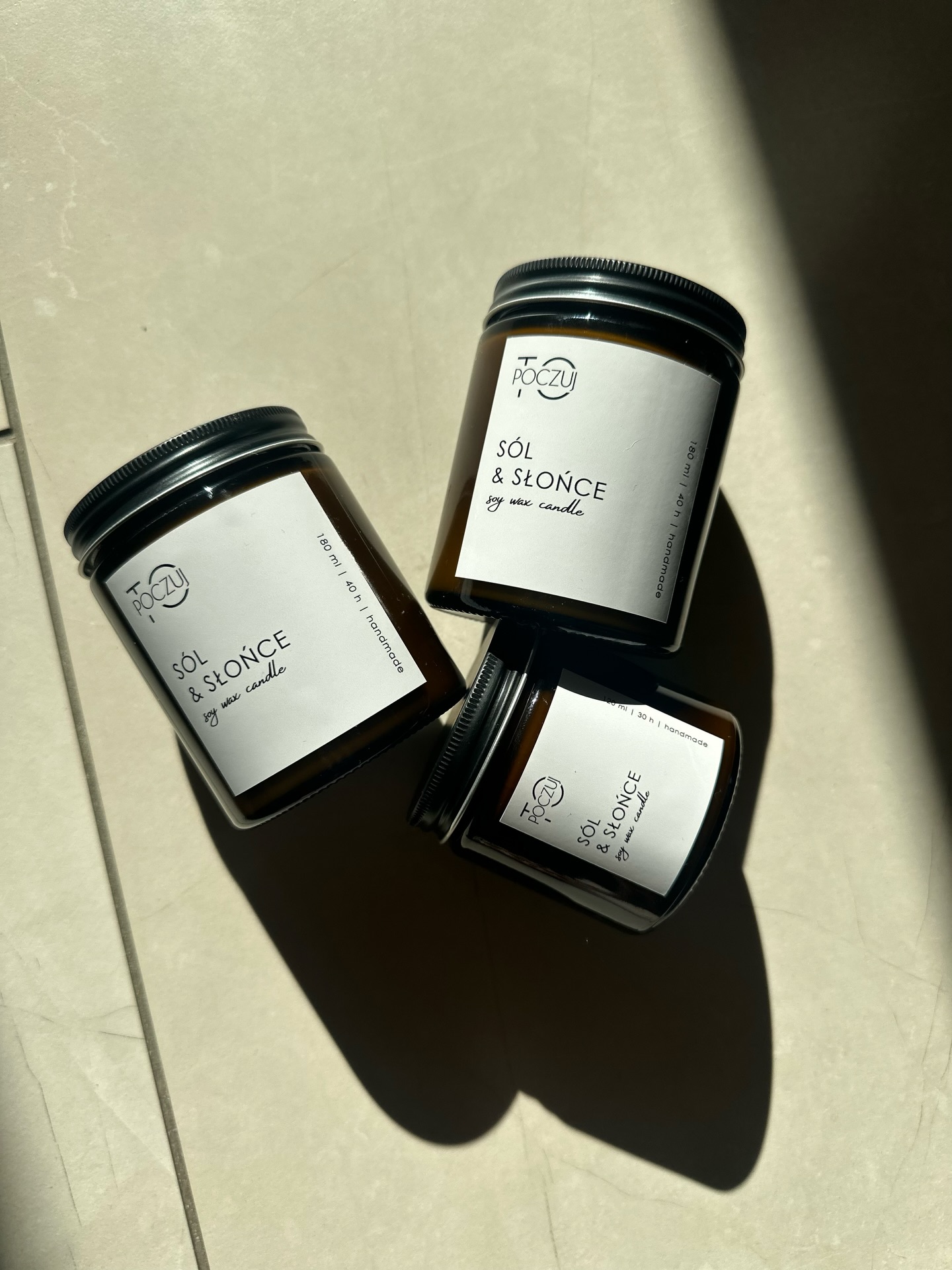 Nowy. Wymarzony. Długo wyczekiwany. ✨
„Sól & Słońce” to zapach jak ciepły wiatr nad morzem — słoneczny, piaszczysty, lekko otulający skórę…
Pachnie morską bryzą, wilgotnym powietrzem, zielonym mchem i nutami wodnymi, które mieszają się z delikatną słoną świeżością 🌊
To właśnie takich zapachów szukam najdłużej — oryginalnych, nieoczywistych, takich, które przenoszą gdzieś dalej… do miejsc, wspomnień, chwil, które chce się zatrzymać na dłużej 🤍
„Sól & Słońce” to nie tylko świeca. To moment.