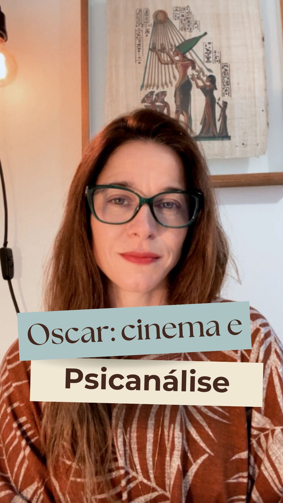 Curioso como vários filmes do Oscar este ano giram em torno da mesma pergunta: pais e filhos tentando lidar com alguma falta. Em alguma medida, esses filmes falam de ausência.
A família não é apenas uma história privada, ela também diz algo sobre a sociedade em que vivemos. Lembremos que Freud diz que a psicologia individual é, ao mesmo tempo, psicologia social.
A parentalidade não começa quando alguém se torna pai ou mãe, ela começa na história que cada um viveu como filho ou filha. E na clínica, quem muitas vezes aparece tentando dar conta dessa ausência são as mulheres: filhas tentando compreender um pai emocionalmente ausente, mulheres que carregam sozinhas o peso da parentalidade, mães tentando não repetir a história que viveram e mulheres tentando elaborar uma falta que nunca encontrou palavra.
Talvez a pergunta não seja apenas sobre a ausência, mas sobre o que cada um faz com essa falta.