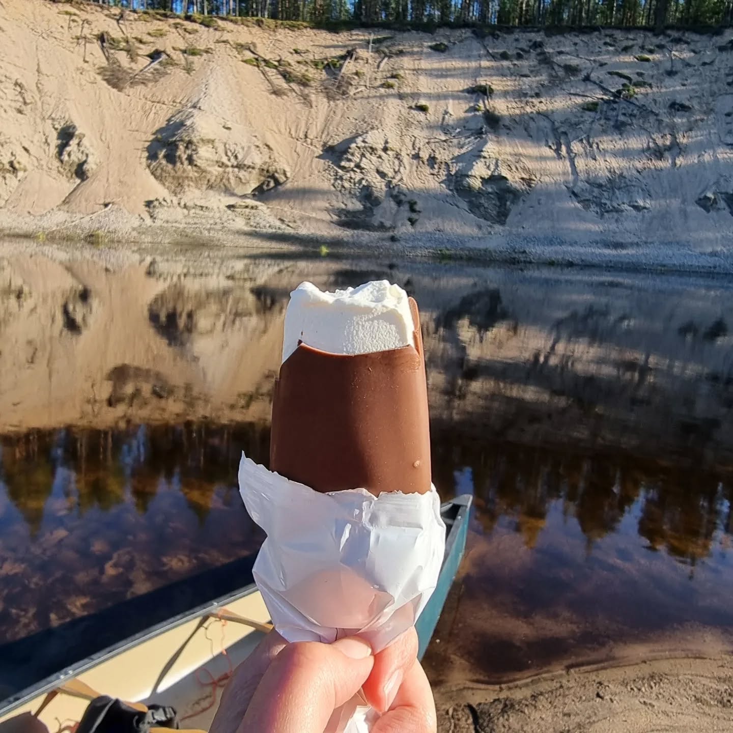 Summer evenings on the Oulanka River are simply wonderful! The riverside meadows are bursting with flowers, there's ice cream to enjoy on the sandy beaches, the water is warm, the canoe glides effortlessly, and the company is fantastic.
#oulangankansallispuisto #oulankanationalpark #slowadventuresociety #canoeing #anttithecanoe #summervibes