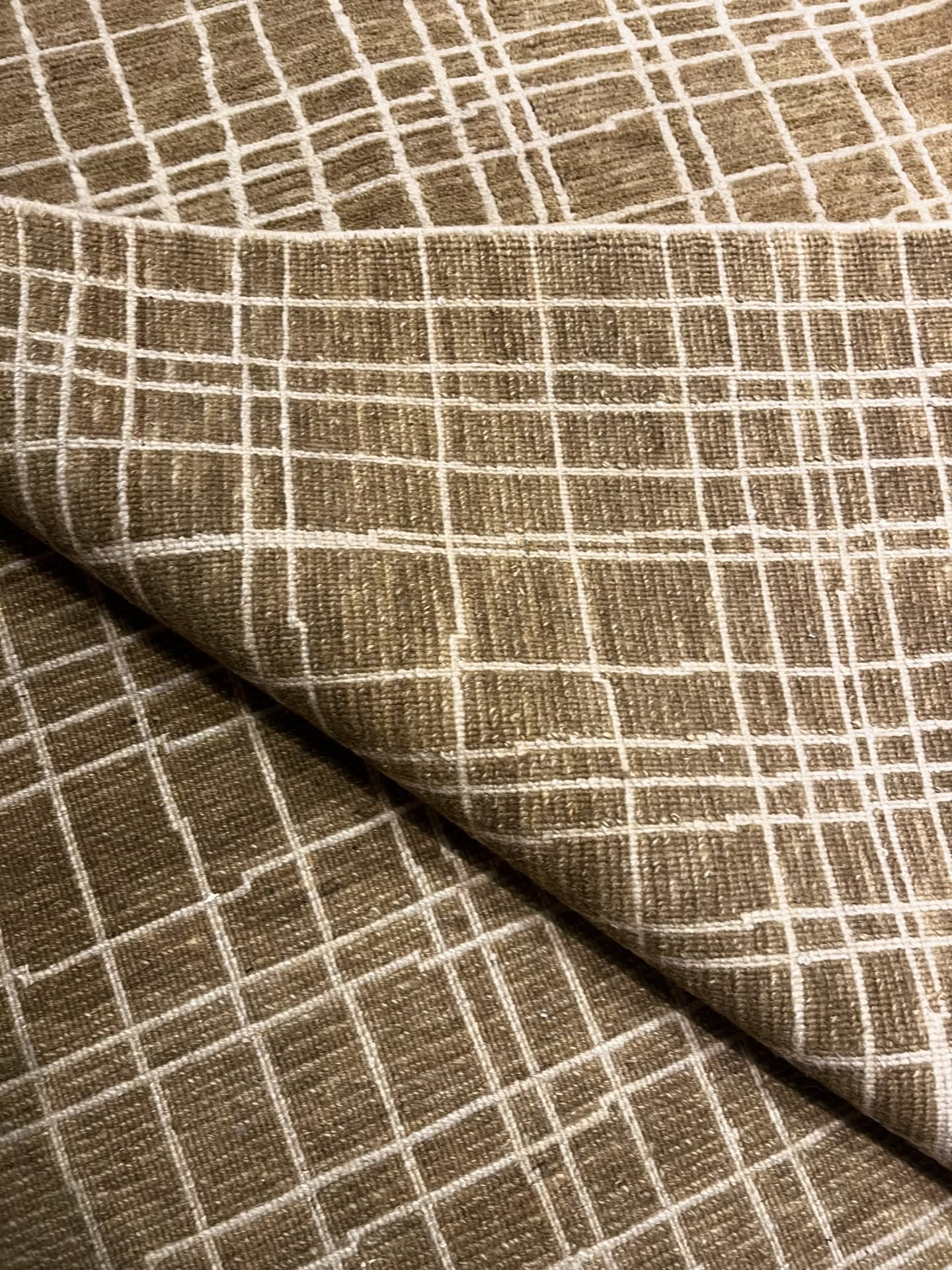 O Tapete Jaggened Lines 80 Nós une textura sofisticada e design contemporâneo com seu padrão de linhas orgânicas e elegantes. A alta densidade de nós garante maciez, durabilidade e um acabamento refinado. Em tons neutros, ele harmoniza com diferentes estilos, trazendo movimento sutil, aconchego e um toque moderno ao ambiente.
Consulte mais sobre o modelo visitando nossas lojas.
📍Rua Henrique Schaumann, 498 - Pinheiros | SP
São Paulo: (11)93044-1854
Caxias do Sul: (54) 3027-1234
.
.
.
.
#kiantapetes #arqdecor #interiordesign #sofisticacao #personalidade estilo tapetesimportados decoração homedecor homesweethome designinterior arqlovers confort casadecorada DesignDeInteriores