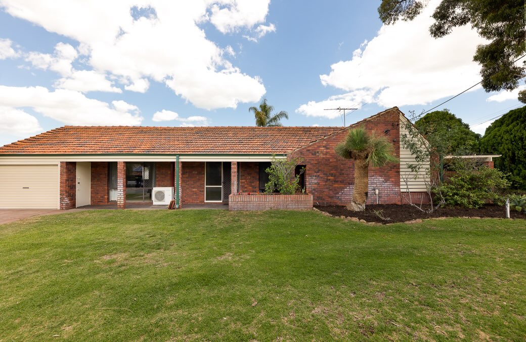 New Rental Avail Now!
🏡3 Lismore CRT, Duncraig
💲$750pw - Lawnmowing Incl
Open Saturday 21st March @10.30am
Welcome to 3 Lismore Court, Duncraig - a charming 3 bedroom, 1 bathroom family home nestled in a peaceful cul-de-sac. This well-maintained property offers a perfect blend of comfort and convenience, making it an ideal choice for families or professionals seeking a serene living environment.
#perthrealestate #newrental #perthpropertymanagement