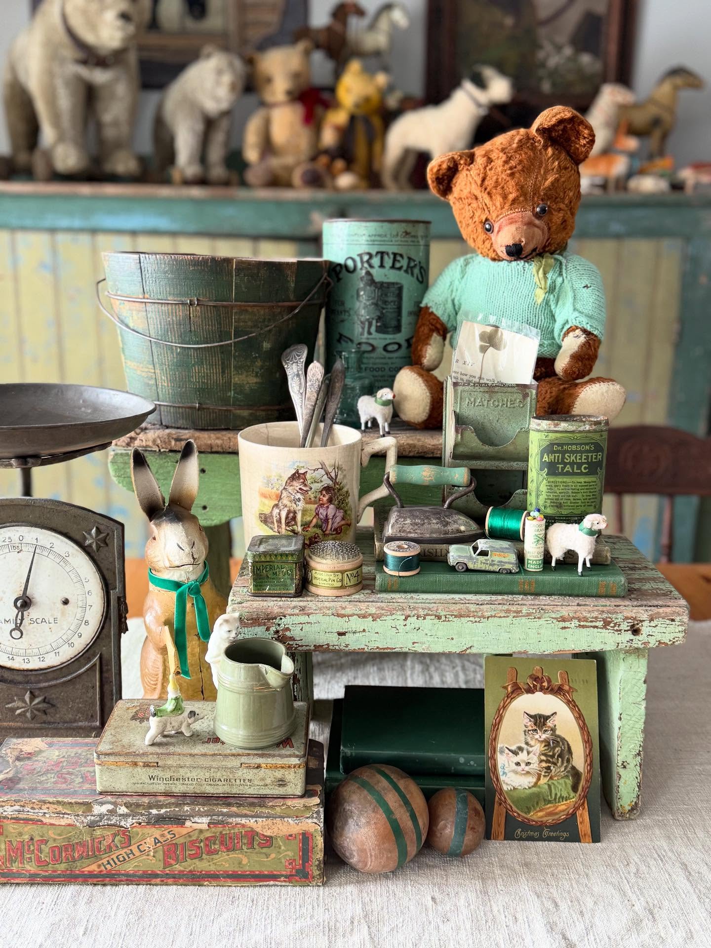 A little grouping of all my favourite “Green” things in celebration of the Irish side of Waterfield”…..Happy St.Paddy’s Day…..
(Please note that these items are my personal collection and are not for sale….. sorry)
#antique #antiquehome #vintagehome #fleamarketfinds #vintageinspiration