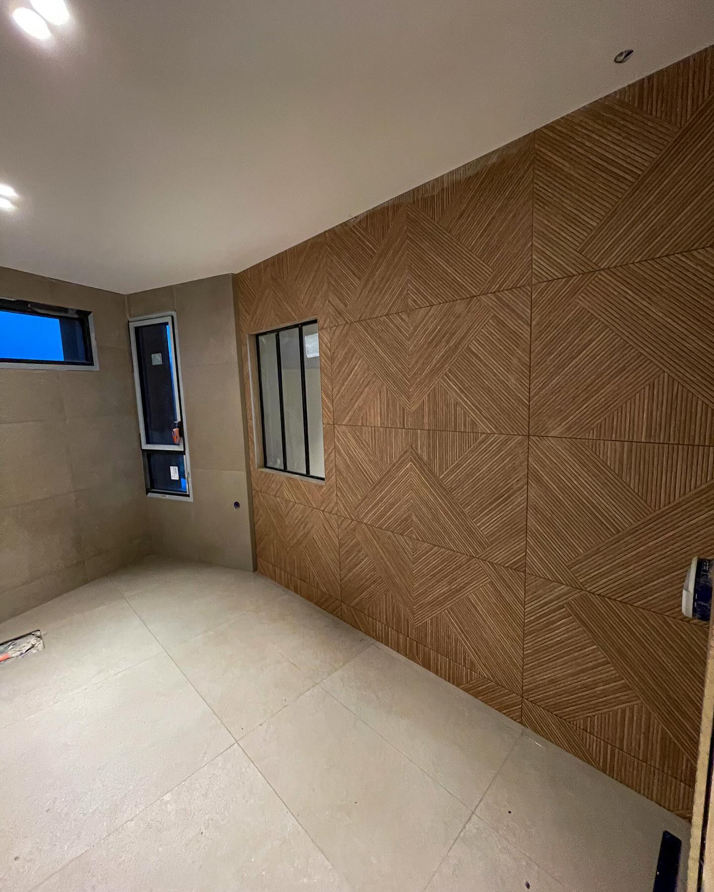 Réalisation de cette salle de bain avec un mélange effet béton et effet bois.
Carrelage effet pierre fourni par @hexastone73.
#carrelagesalledebain #carrelage #renovation #bois #pierre
#mirage