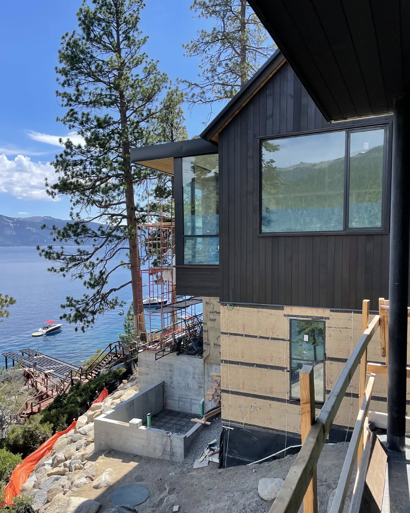 Talk about lakefront construction...this impressive home in Crystal Bay, Nevada and its private pier are looking better every day. We can't wait to see the end result.🤩
.
.
.
#generalcontractor #sierracon #lakefronthomes #lakefront #lakefrontconstruction #laketahoecontractor #crystalbay #nevada