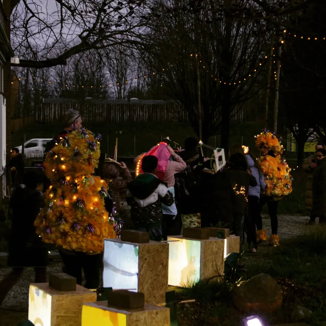 Eind januari vond bij huis voor de wijk in Malburgen het Lichtjesfestival plaats! In de aanloop er naar toe hebben we bij de johannesschool een reeks aan lessen rondom experimentatie met licht en schaduw gegeven. De resultaten uit deze lessen werden getoond op deze mooie avond.
Ook @naaistreek_nijmegen was er bij in de gave costuums op de eerste foto, en ze lopen met de leerlingen van de Fashion department van @daan.kruijssen.
Met @merel_is_er
@schepersvera
En @ylem.official