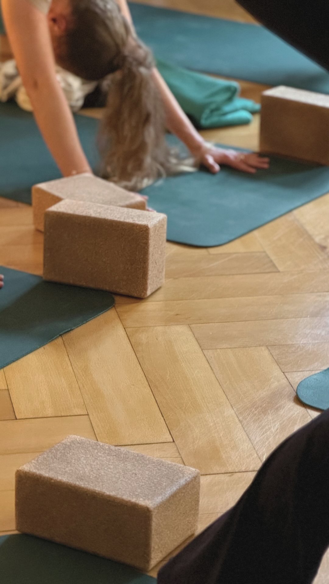 Ich gebe Ende August ein weiteres Yoga Teacher Training hier im Anjali Studio Basel – mit Fokus auf Asana, Anatomie, Philosophie und darauf, wirklich sicher und authentisch zu unterrichten.
Wenn du tiefer eintauchen möchtest oder überlegst, den nächsten Schritt zu gehen, komm super gerne zu unserem Infoabend am 17. Mai um 17:30 Uhr im
Anjali Studio Basel. Bitte anmelden unter info@anjali.ch
Dort erzähle ich dir alles und du kannst alle deine Fragen stellen.
Ich freue mich auf dich 🤍
www.anjali.ch/anjaliytt2026
#yogavinyasa #ytt #basel