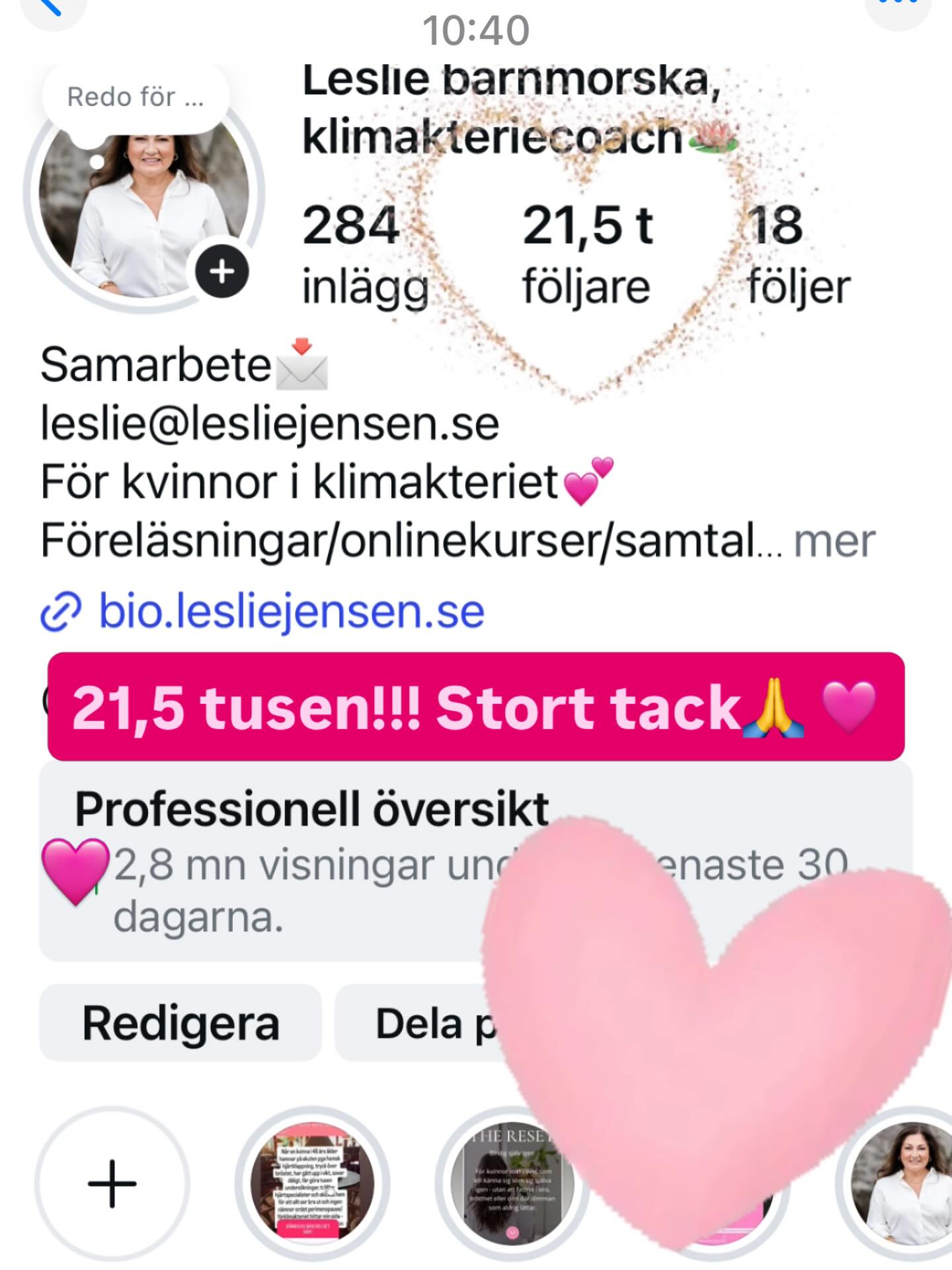 Jag tröttnade på att möta kvinnor som mått dåligt i flera år – utan att få hjälp.
Kvinnor som gått från läkare till läkare.
Som fått höra att de är stressade, utbrända eller bara måste bita ihop.
När proverna ser bra ut – men ingen ens nämner att det kan handla om klimakteriet.
Därför gör det mig så glad att vakna upp till det här idag.
21,5 tusen följare. ✨🙏🩷
Och det säger mig något viktigt.
Vi är många som är trötta på att må dåligt i tystnad.
Trötta på att inte bli tagna på allvar.
Vi vill förstå vad som händer i våra kroppar.
Vi vill ta tillbaka kontrollen över vår hälsa.
Vi vill våga prata om det som länge varit tabu och stigma.
Under 23 år som barnmorska har jag fått guida och möta kvinnor genom livets olika faser.
23 år av möten, samtal och erfarenheter från tusentals kvinnor genom åren.
Samtidigt finns det idag oändligt många råd, tips och produkter kopplade till klimakteriet.
För många kvinnor kan det göra det ännu svårare att veta vad man ska tro på eller börja med.
Mitt mål är därför att dela kunskap som bygger på evidens, erfarenhet och många års arbete med kvinnohälsa, så att du lättare kan hitta det som fungerar för just dig.
Om du också tycker att fler kvinnor behöver förstå vad som händer i kroppen – spara gärna det här inlägget.
Jag försöker också vara ödmjuk inför det vi vet – och det vi fortfarande lär oss.
Att lyssna, vara nyfiken och tänka om när ny kunskap kommer.
För även om klimakteriet kan innebära utmaningar kan den här tiden också bli början på något nytt.
En tid där du slutar bry dig lika mycket om vad andra tycker och tänker.
En tid där du börjar välja dig själv.🩷
Kanske till och med kliva in i din egen klimakteriequeen-era. 👑
✨ Missa inte min live här på Instagram idag, där vi bland annat kommer prata om hormoner och behandling i klimakteriet tillsammans med min gäst @staffan.jsonbilling
Länk till påminnelse finns i min story.
Jag är också nyfiken:
Hur hittade du hit första gången?
Tack för att du är här.🩷
Med värme
Leslie💕
PS. Ser alla DM men ibland försvinner de i flödet.
Har du inte fått svar – skicka igen så ser jag det.🩷
#klimakteriet #kvinnohälsa