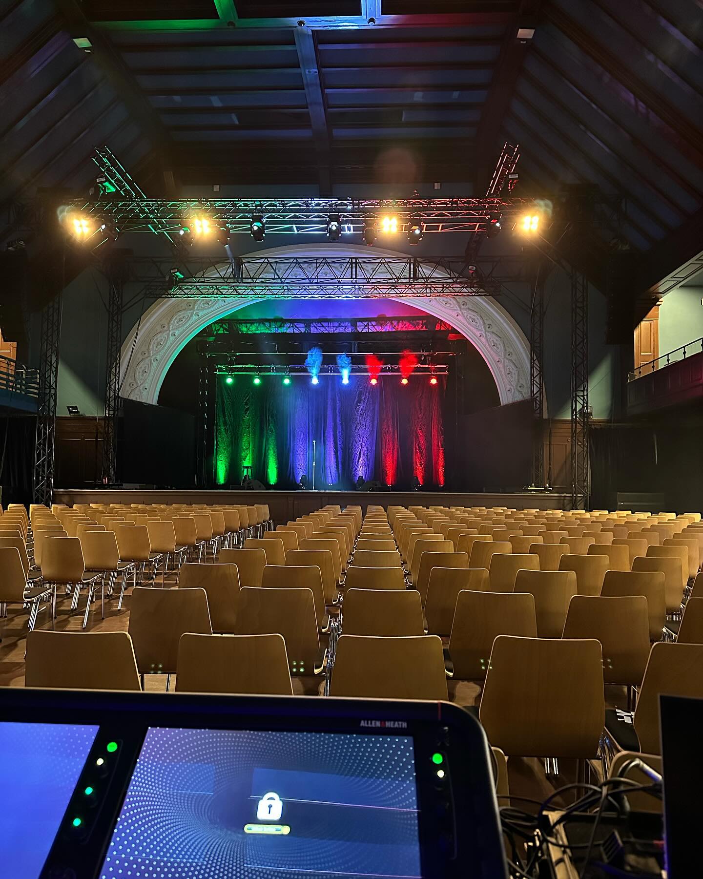 Ton- und Lichttechnik für @realreiners
#rcfaudio #allenheathavantis #chamsys #soundengineer #lightoperator