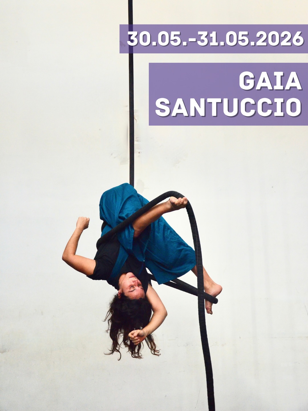 💜GUEST TEACHER ALERT💜
Ropies, this one’s for you! The one and only Gaia Santuccio (@gaia.santuccio ) besucht uns Ende Mai und bringt uns 4 (!) Workshops mit!💪
Gaia nimmt uns das ganze Wochenende mit in ihre eigene Welt des Ropes: Im ersten Workshop bringt sie uns ihre eigene Methode zur Manipulation des Ropes durch das Verständnis von Knoten näher. Im zweiten liegt dann der Fokus auf der Rolling Technique und im drittem Workshop lernen wir alles mögliche über Loops & Lassos - und wie sie zusammenhängen. Im letzte Workshop dreht sich dann alles und das Zusammenspiel vom Rope und dem Boden - und wie wir das nutzen können.✨
Mehr Infos & die Anmeldung findest du auf Eversports unter Workshops und auf unserer Website - wie immer zahlt sich schnell sein aus!🤭