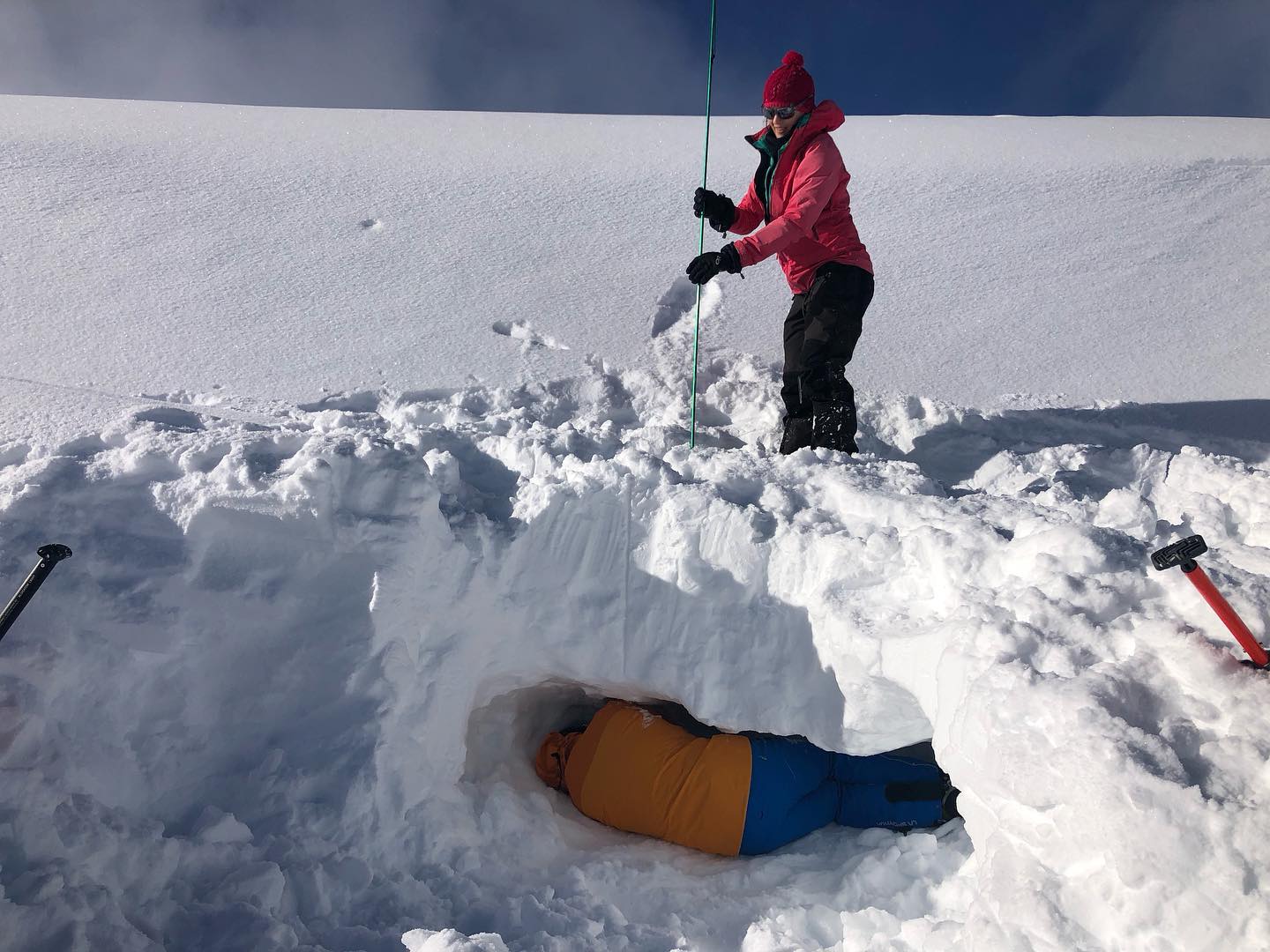 Se former aux dangers d’avalanche et s’entraîner aux secours: un indispensable!
Prochains cours SMT1 en raquettes ❄️ la saison prochaine (ou sur demande) 😉
#SMT1 #avalanche #snow #alps #alpes #accompagnatriceenmontagne