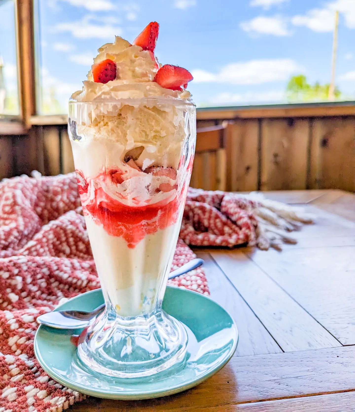 βοΈ Another Sunny Sunday Sundae π We're open 9-4 today for all your breakfast, brunch and lunch needs! See you soon π
#magicbeanscafe #fairfordwaterskiclub #fairford #cotswoldlakes #cotswoldwaterpark #doggyicecream #dogfriendlycotswolds #dogfriendlycafe #cotswoldsweekend #indiecafe #cotswolddogs #cotswoldswalks #cotswoldsbrunch