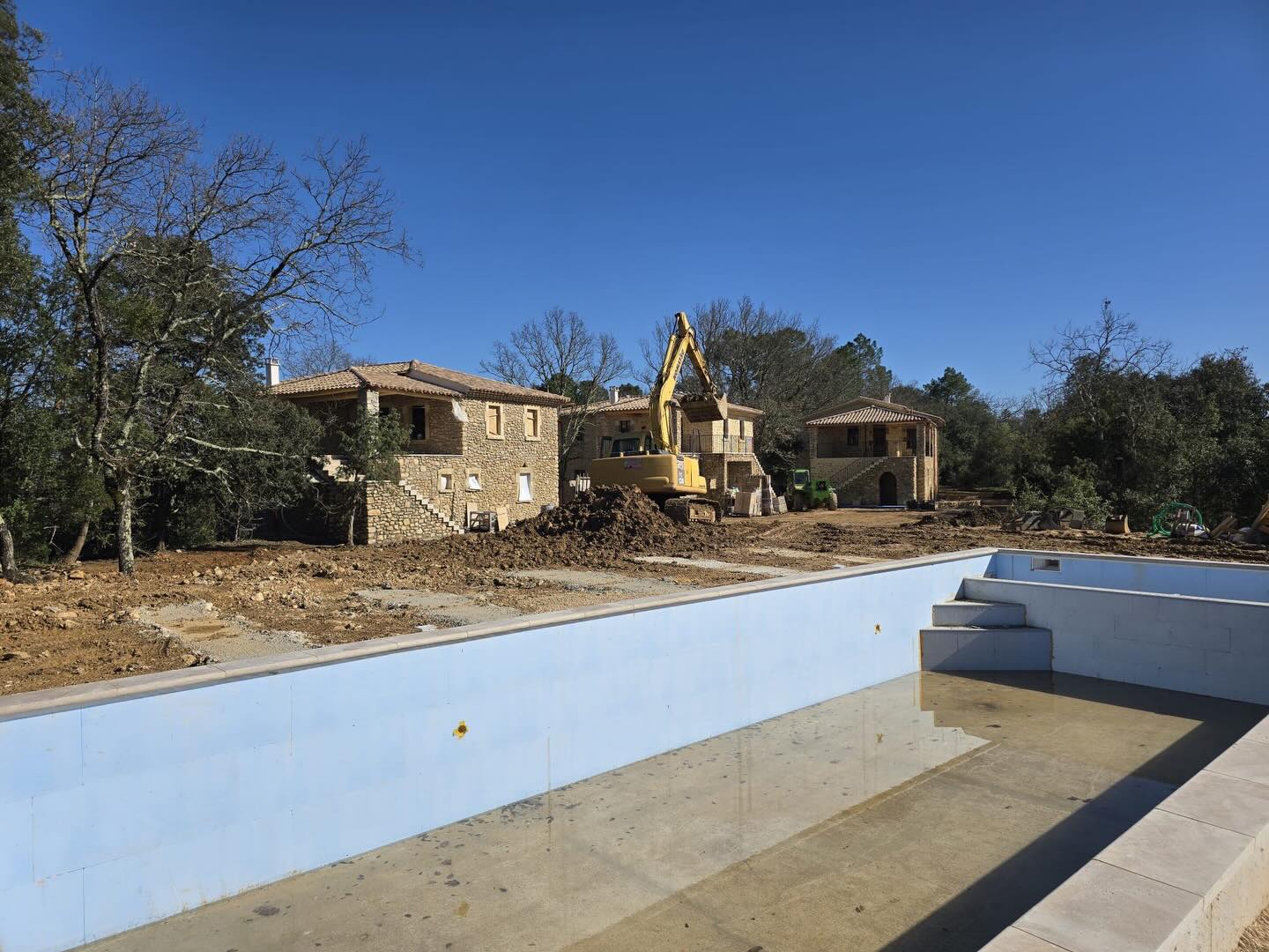 Unglaublich, was in den letzten Monaten im Weiler Le Pèze entstanden ist. Drei Häuser – jedes mit seinem eigenen Charakter. Und ein Pool mit weitem Blick bis in die Cévennen, wo man abends den Sonnenuntergang bestaunen kann.